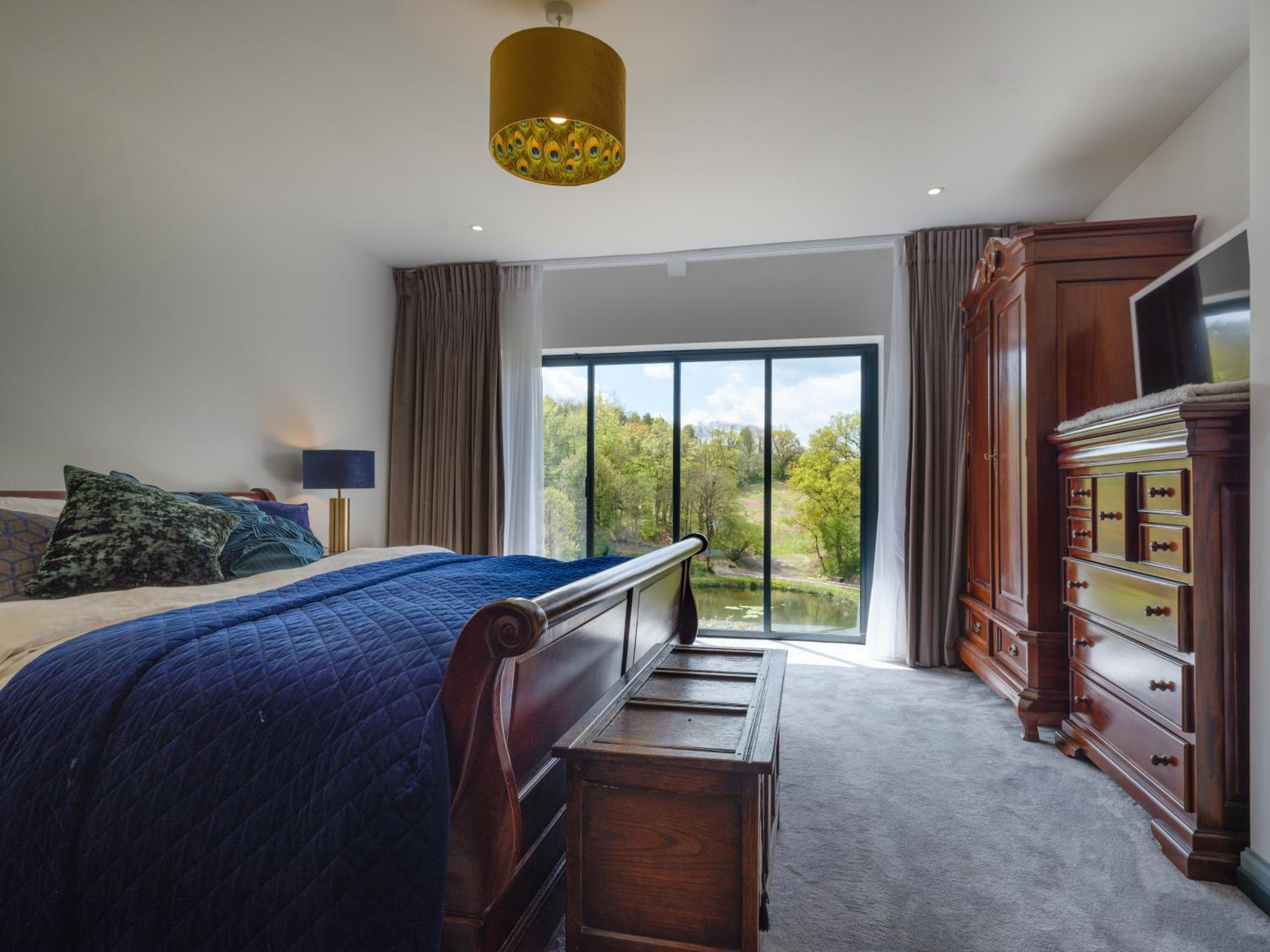 Devizes Vacations - Inviting 5-Bed House with fishing lake in Devizes - Property Image 8