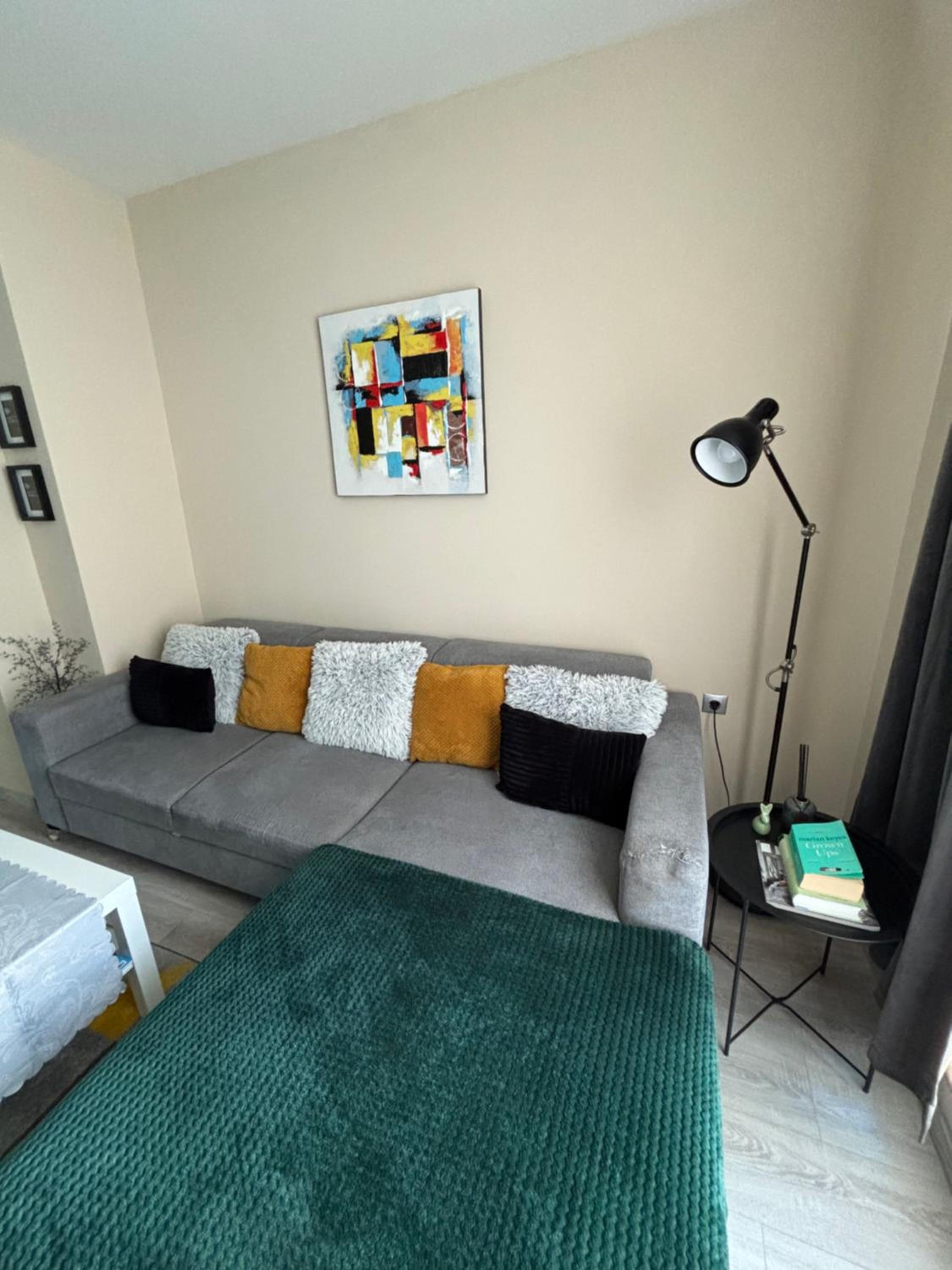 Modern, Cute and Comfy Apartment - FREE PRIVATE PARKING