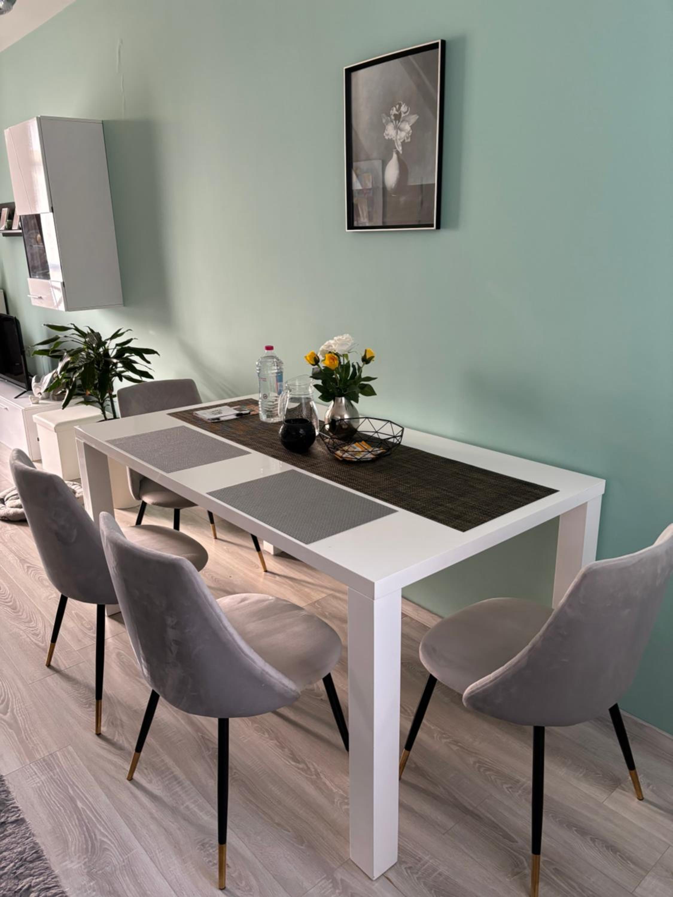 Modern, Cute and Comfy Apartment - FREE PRIVATE PARKING