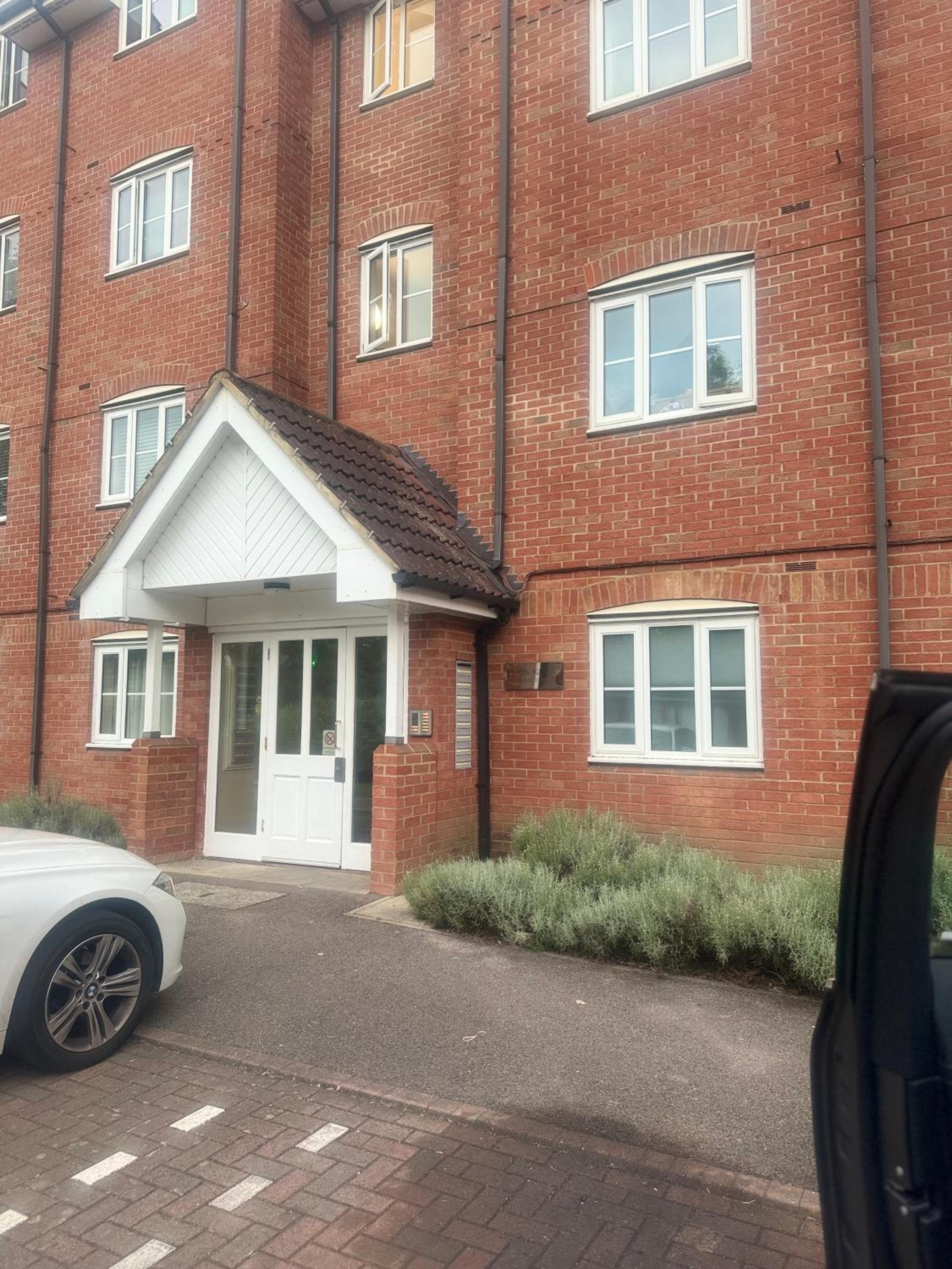 Lux 1 bedroom and a private bathroom in a shared flat with free parking and Netflix