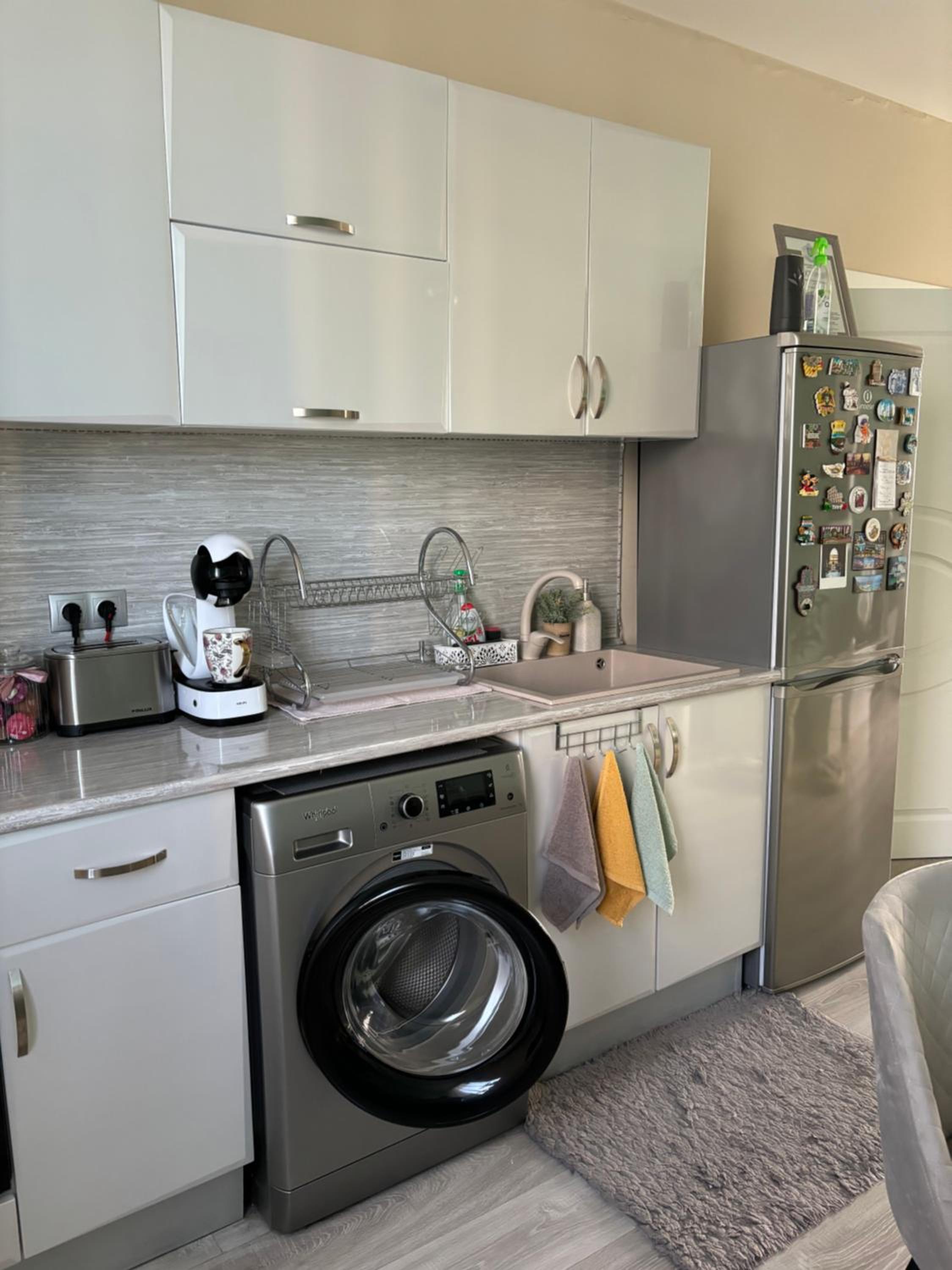 Modern, Cute and Comfy Apartment - FREE PRIVATE PARKING