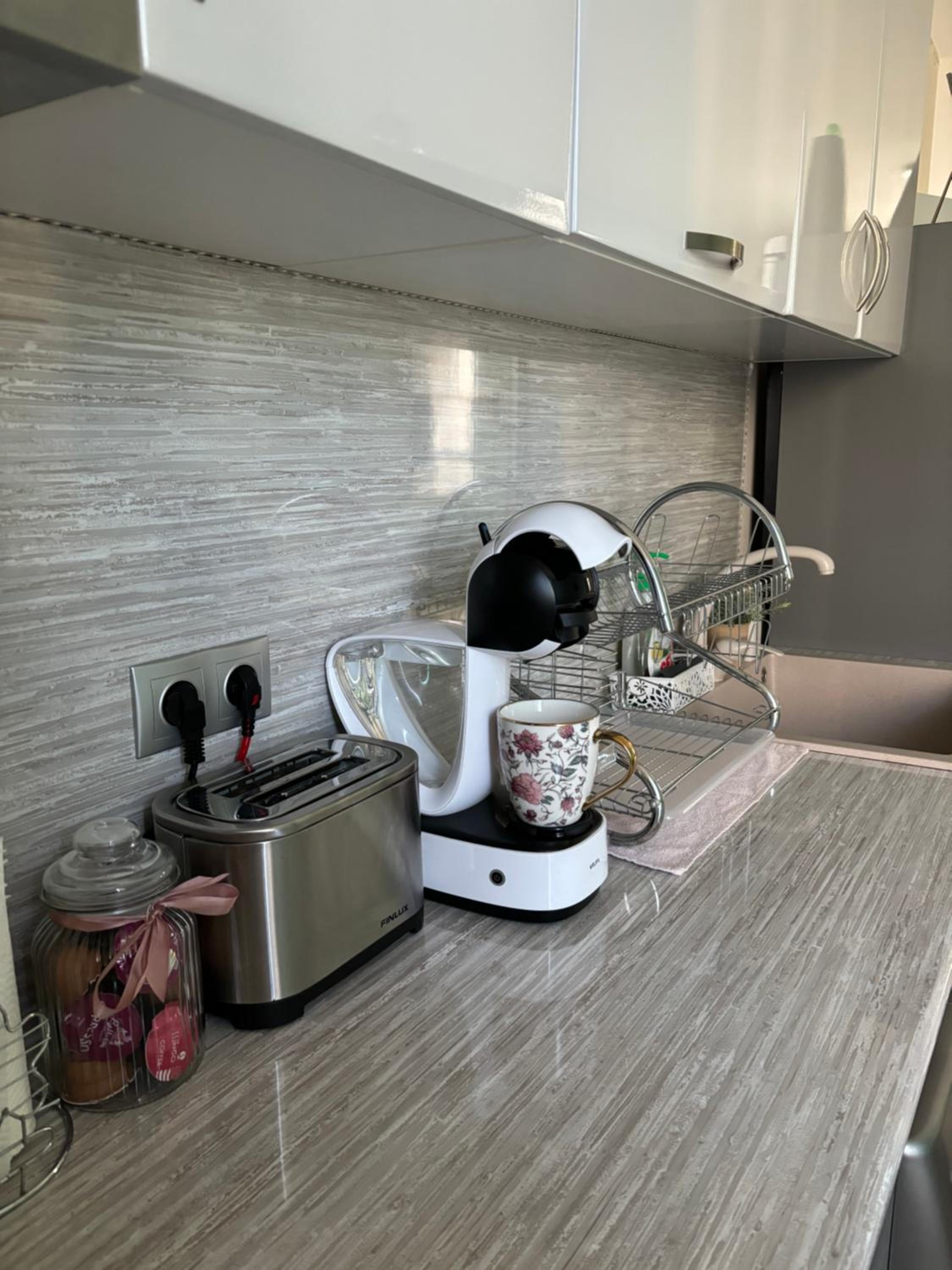 Modern, Cute and Comfy Apartment - FREE PRIVATE PARKING