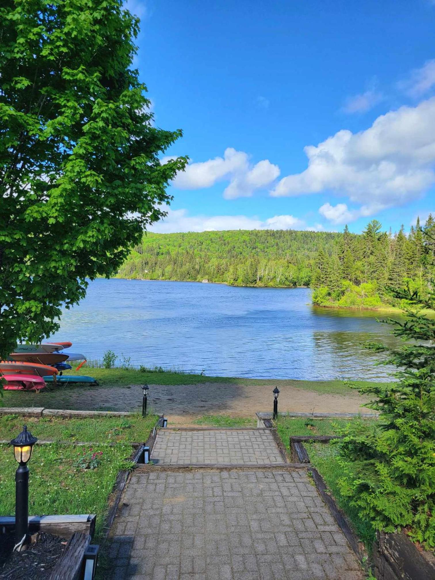 Maison du lac avec plage, embarcations, billard et spa privé
