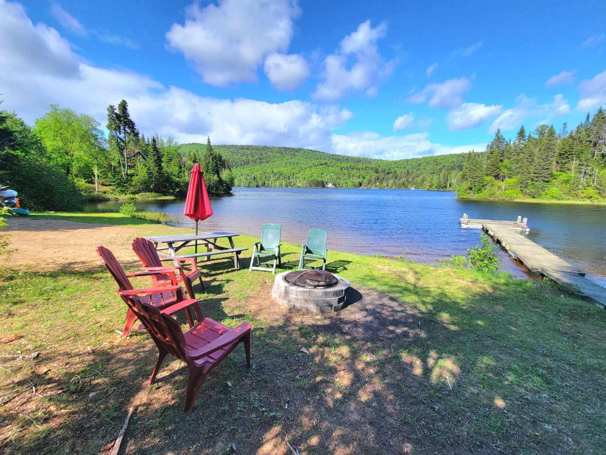 Maison du lac avec plage, embarcations, billard et spa privé