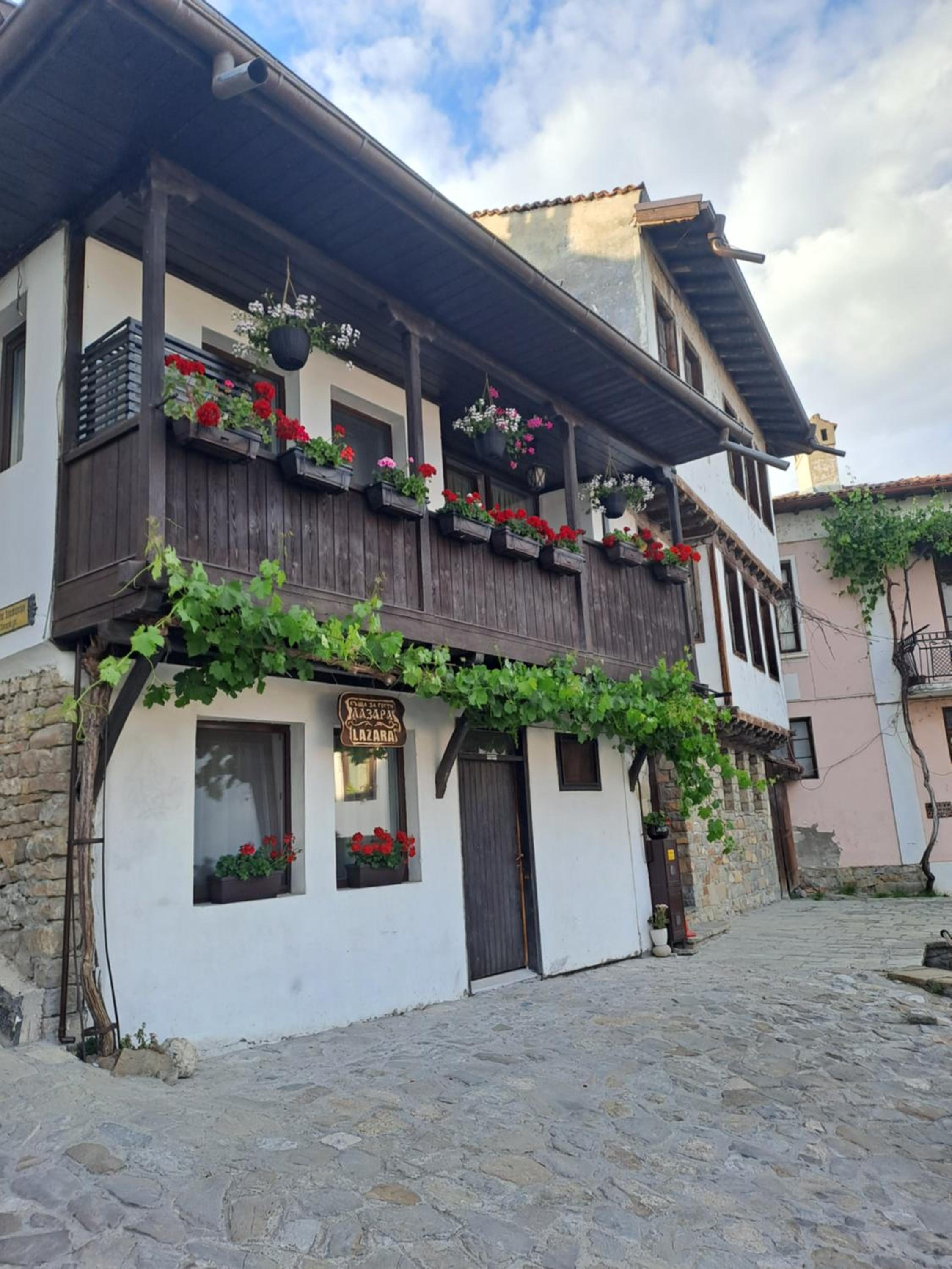 LAZARA Guest House