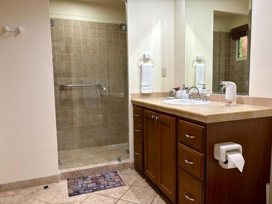 Near Marina Luxury Condo with Pool, Gym, Gold and more