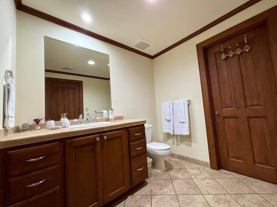 Near Marina Luxury Condo with Pool, Gym, Gold and more