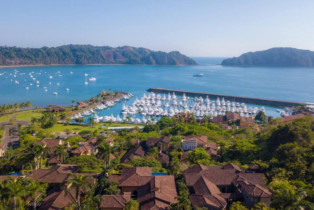 Near Marina Luxury Condo with Pool, Gym, Gold and more