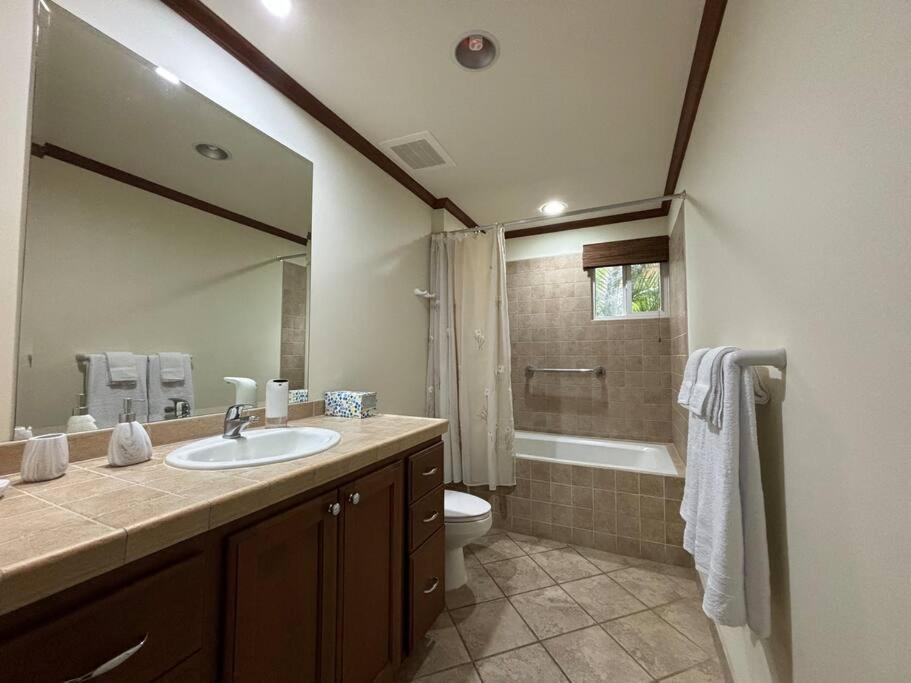 Near Marina Luxury Condo with Pool, Gym, Gold and more