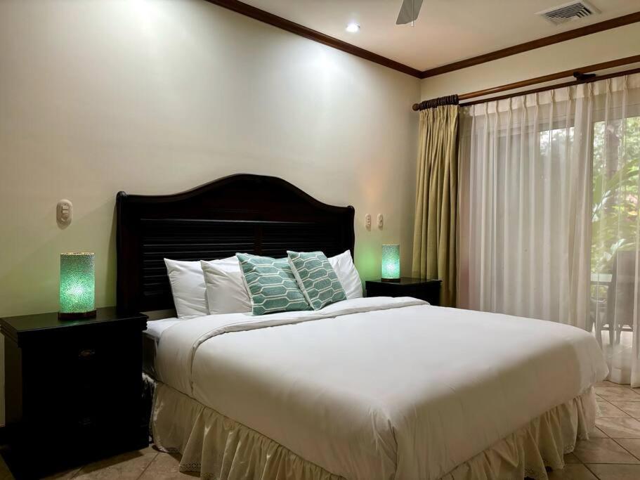 Near Marina Luxury Condo with Pool, Gym, Gold and more
