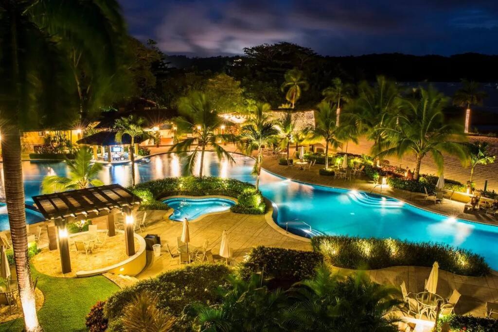 Near Marina Luxury Condo with Pool, Gym, Gold and more