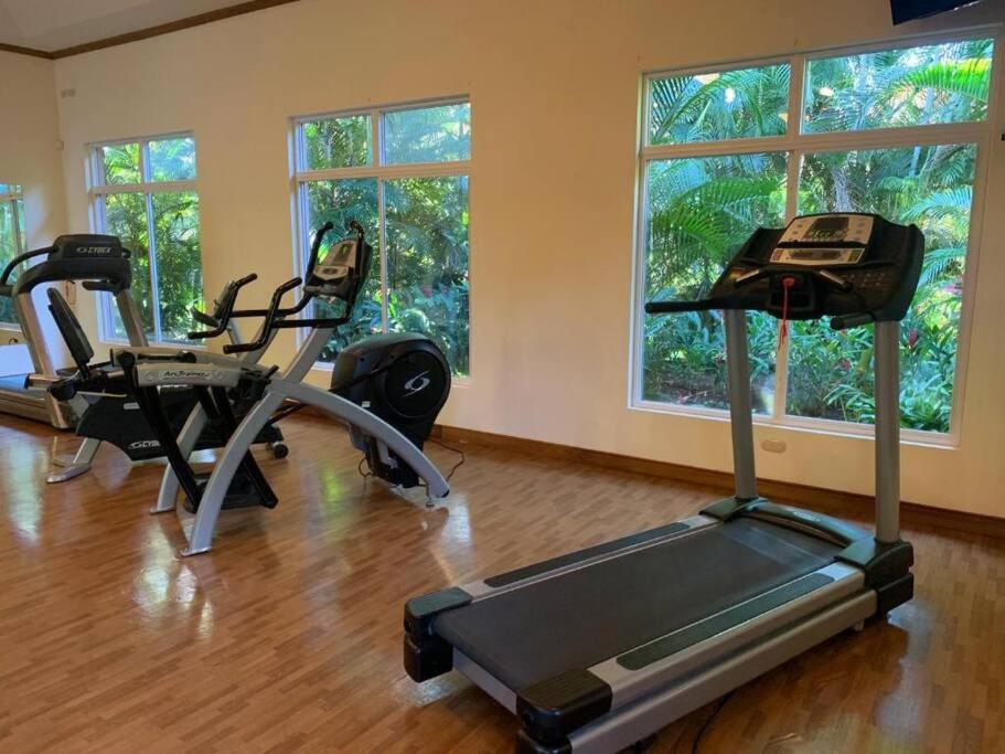 Near Marina Luxury Condo with Pool, Gym, Gold and more