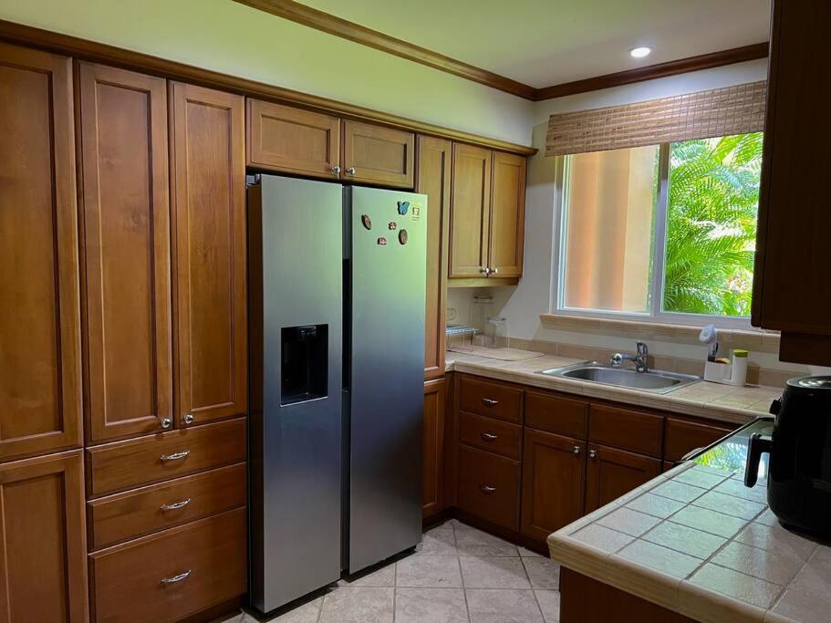 Near Marina Luxury Condo with Pool, Gym, Gold and more