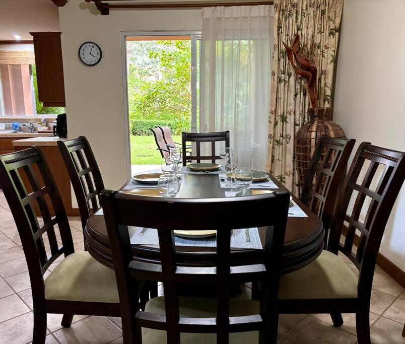 Near Marina Luxury Condo with Pool, Gym, Gold and more