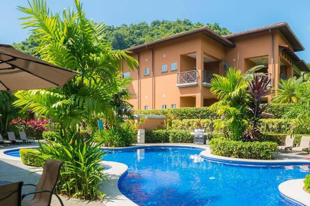 Near Marina Luxury Condo with Pool, Gym, Gold and more