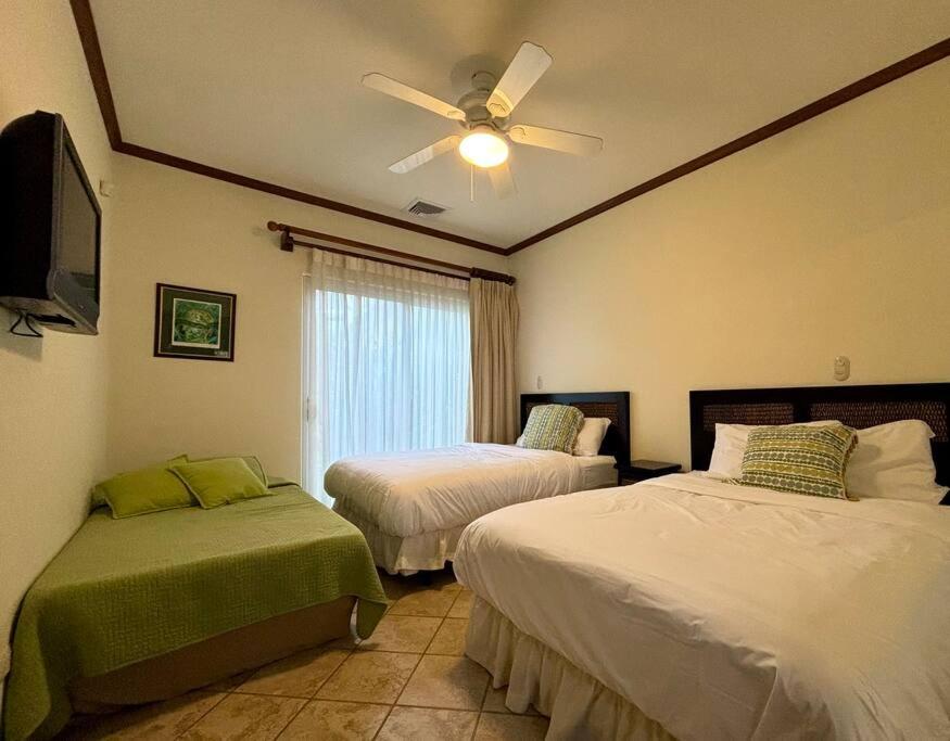 Near Marina Luxury Condo with Pool, Gym, Gold and more