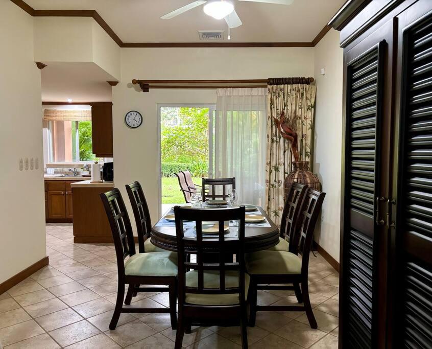 Near Marina Luxury Condo with Pool, Gym, Gold and more