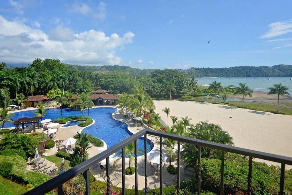 Near Marina Luxury Condo with Pool, Gym, Gold and more
