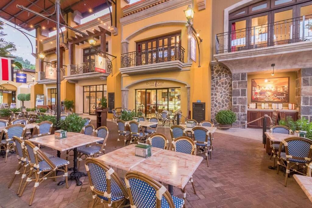 Near Marina Luxury Condo with Pool, Gym, Gold and more
