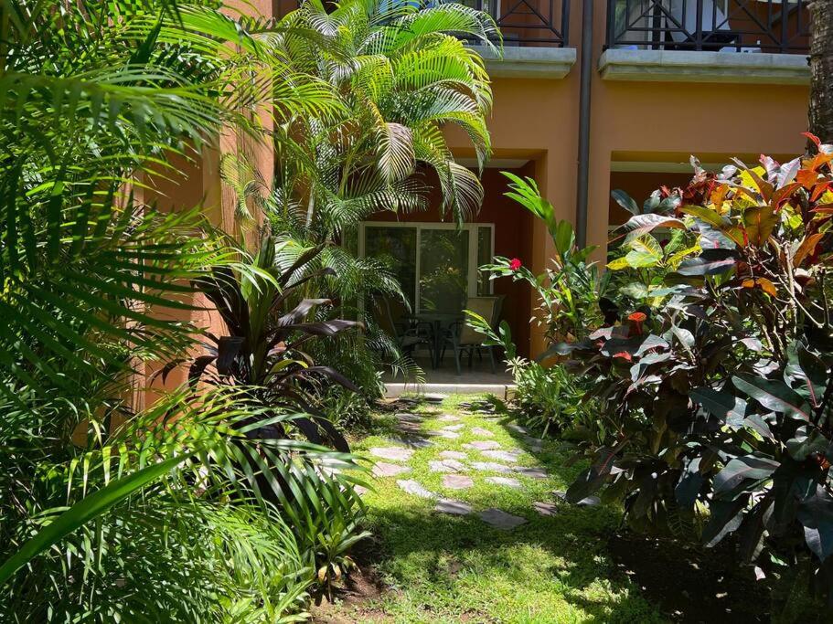 Near Marina Luxury Condo with Pool, Gym, Gold and more