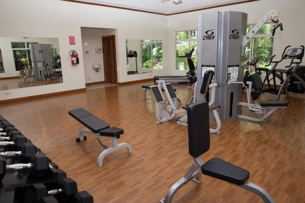 Near Marina Luxury Condo with Pool, Gym, Gold and more