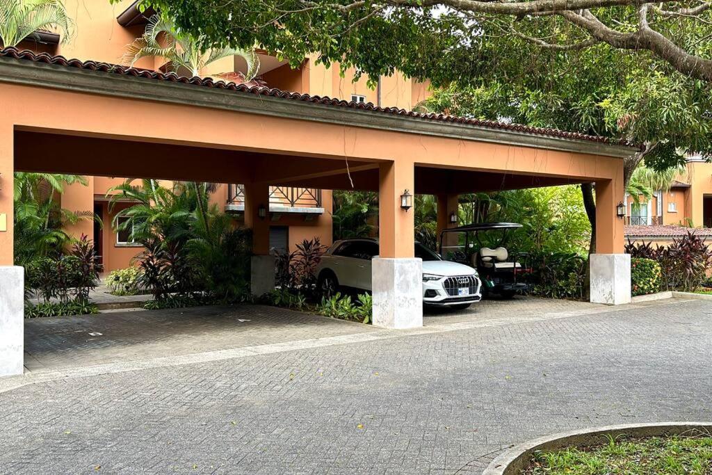 Near Marina Luxury Condo with Pool, Gym, Gold and more