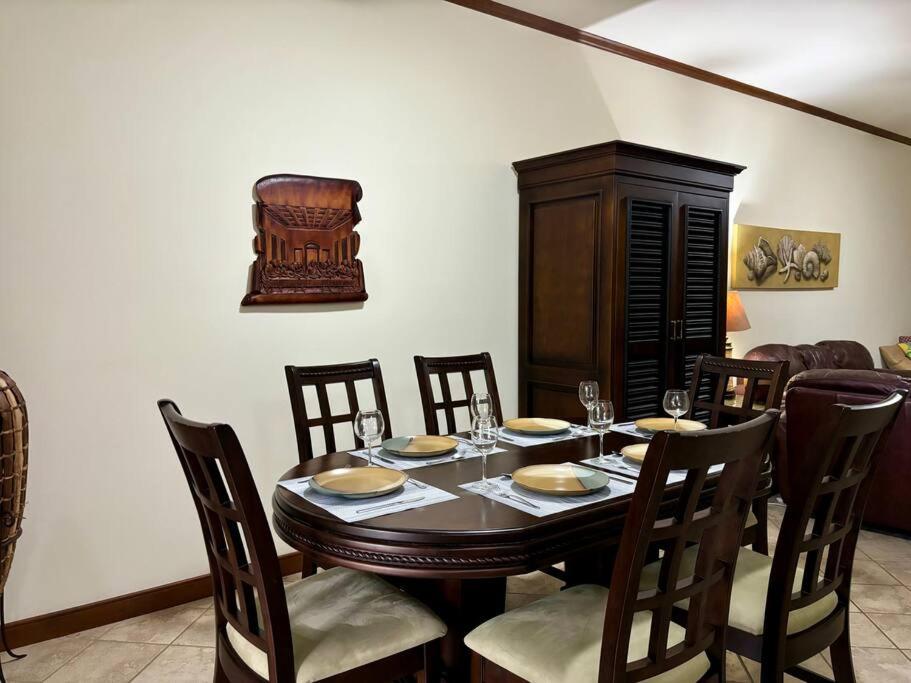 Near Marina Luxury Condo with Pool, Gym, Gold and more
