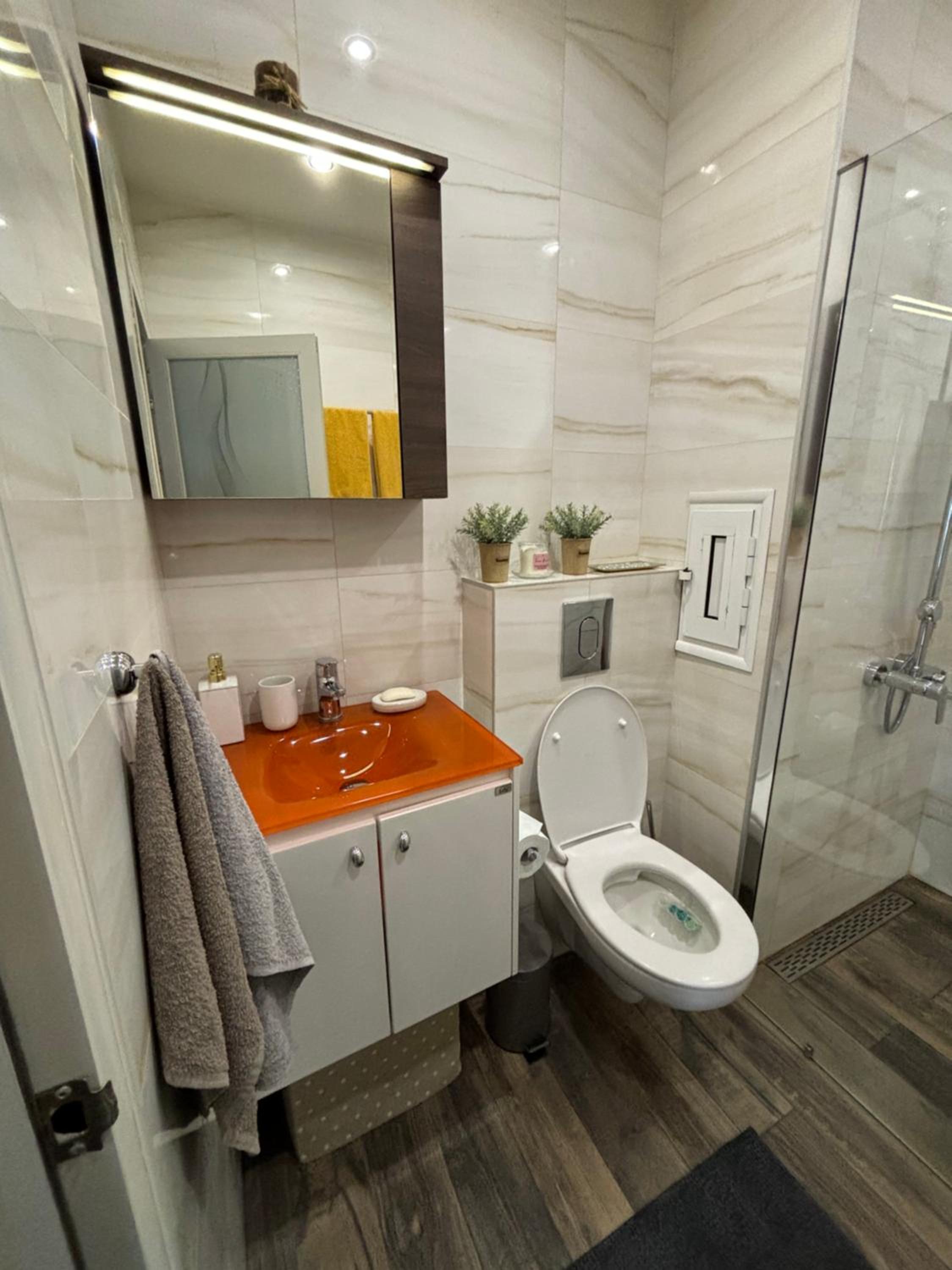 Modern, Cute and Comfy Apartment - FREE PRIVATE PARKING