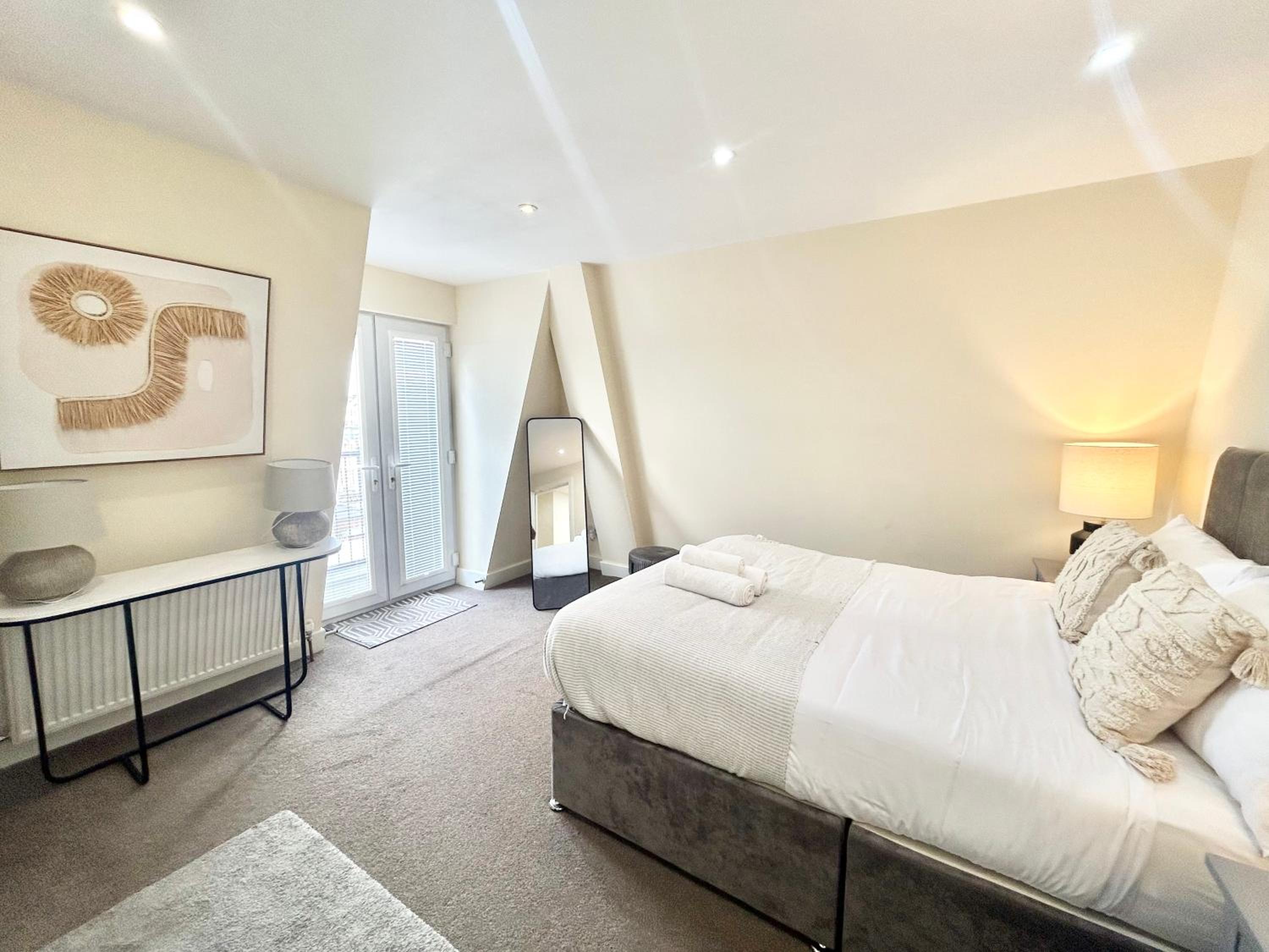 HMG Apartments London — hotel room