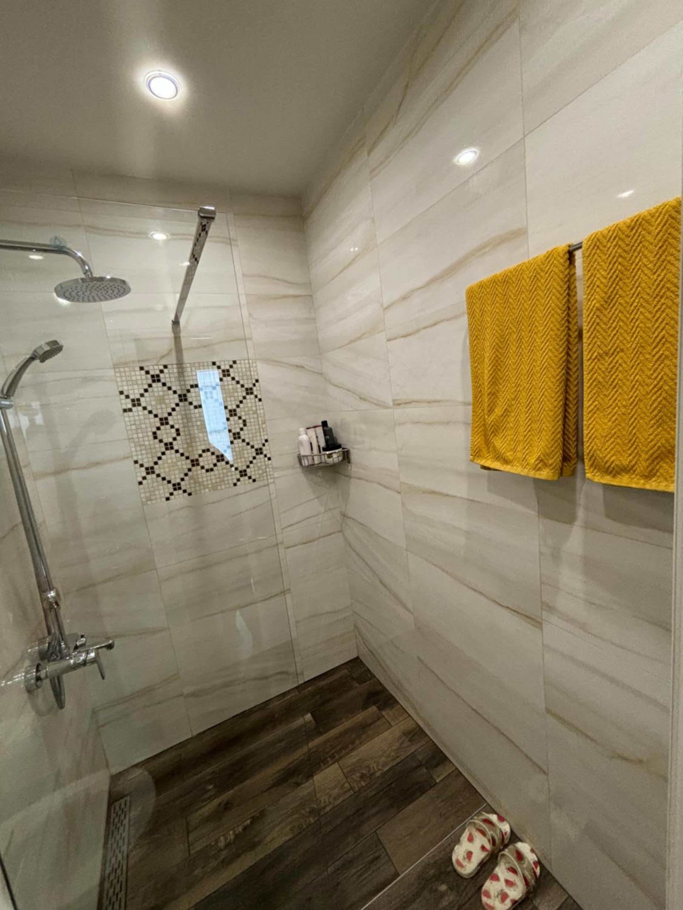 Modern, Cute and Comfy Apartment - FREE PRIVATE PARKING