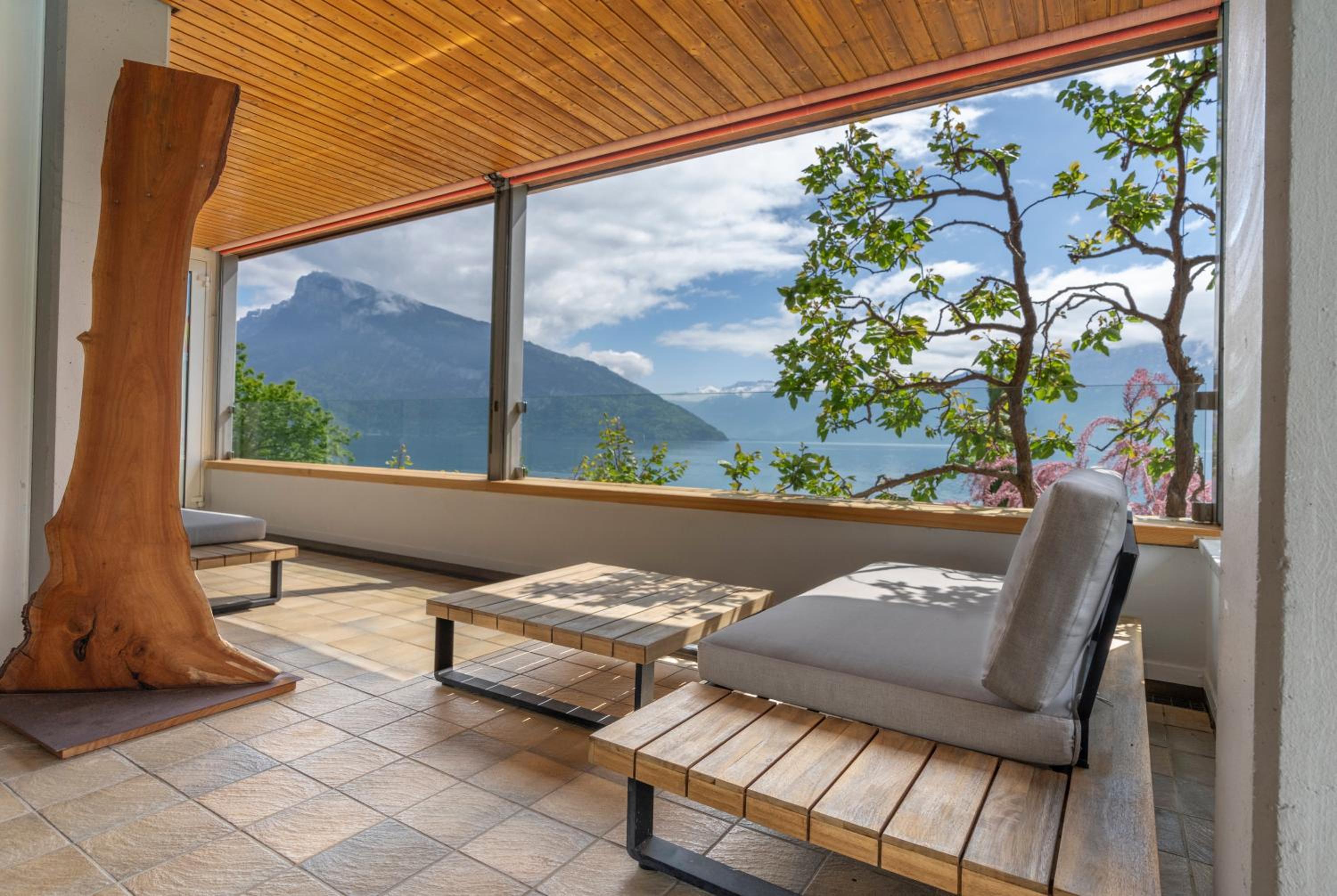 Villa with pool, garden & direct at lake