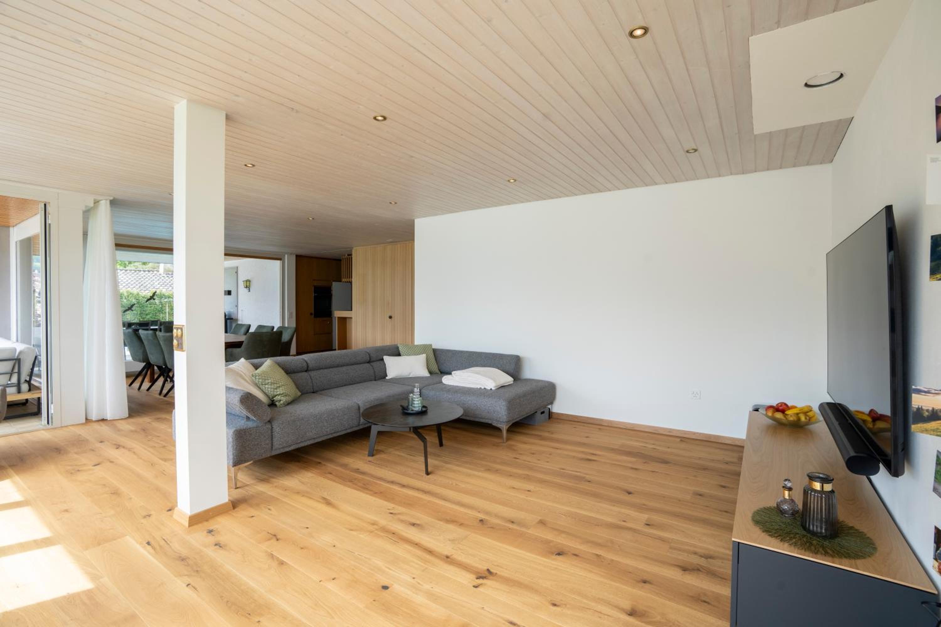 Villa with pool, garden & direct at lake
