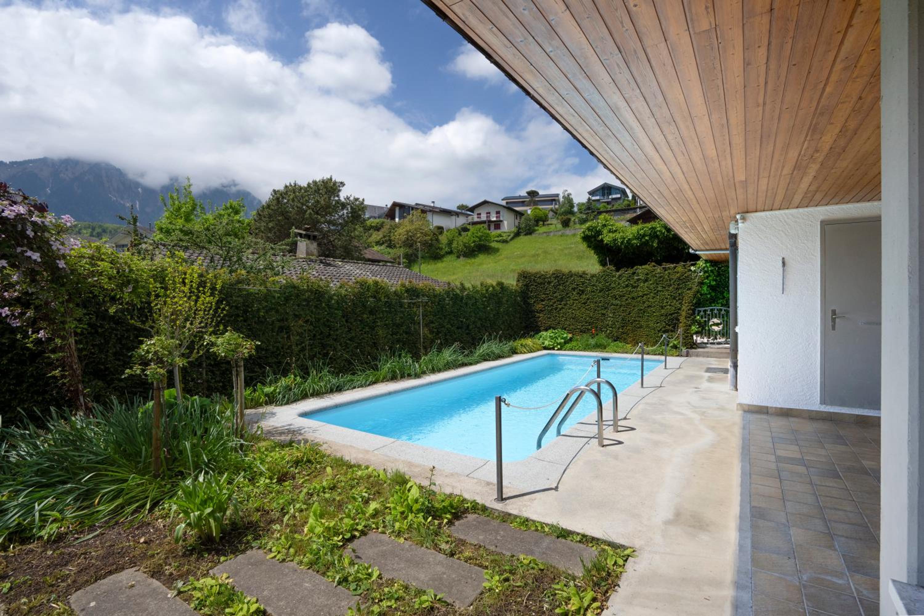 Villa with pool, garden & direct at lake