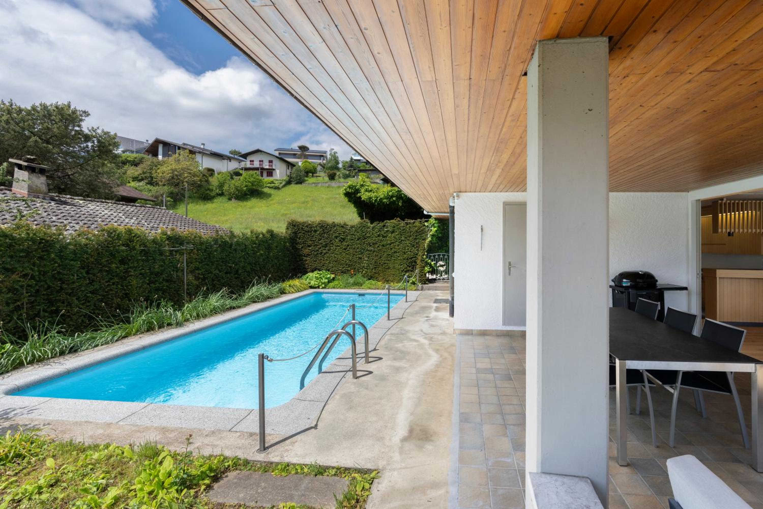 Villa with pool, garden & direct at lake