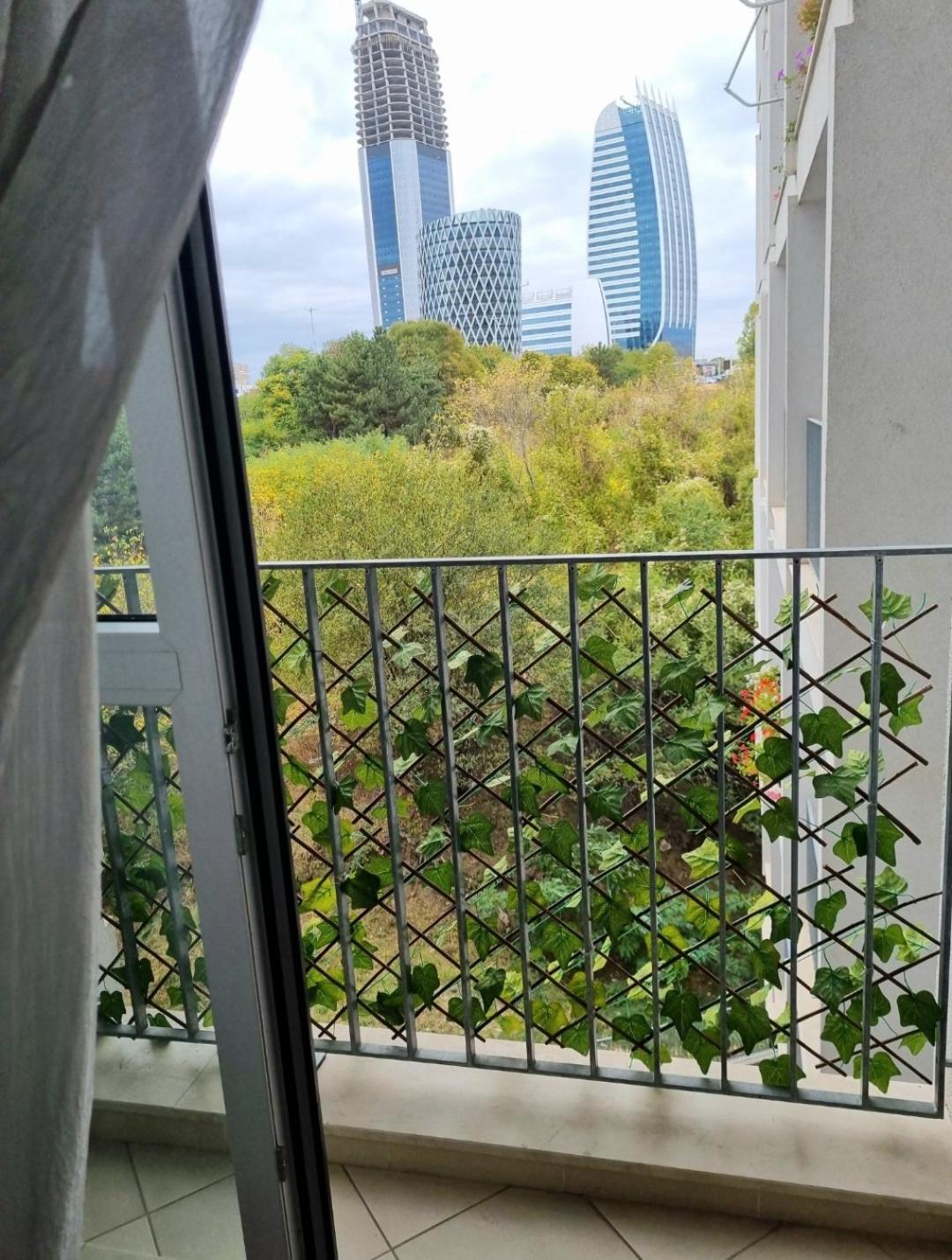 Modern, Cute and Comfy Apartment - FREE PRIVATE PARKING