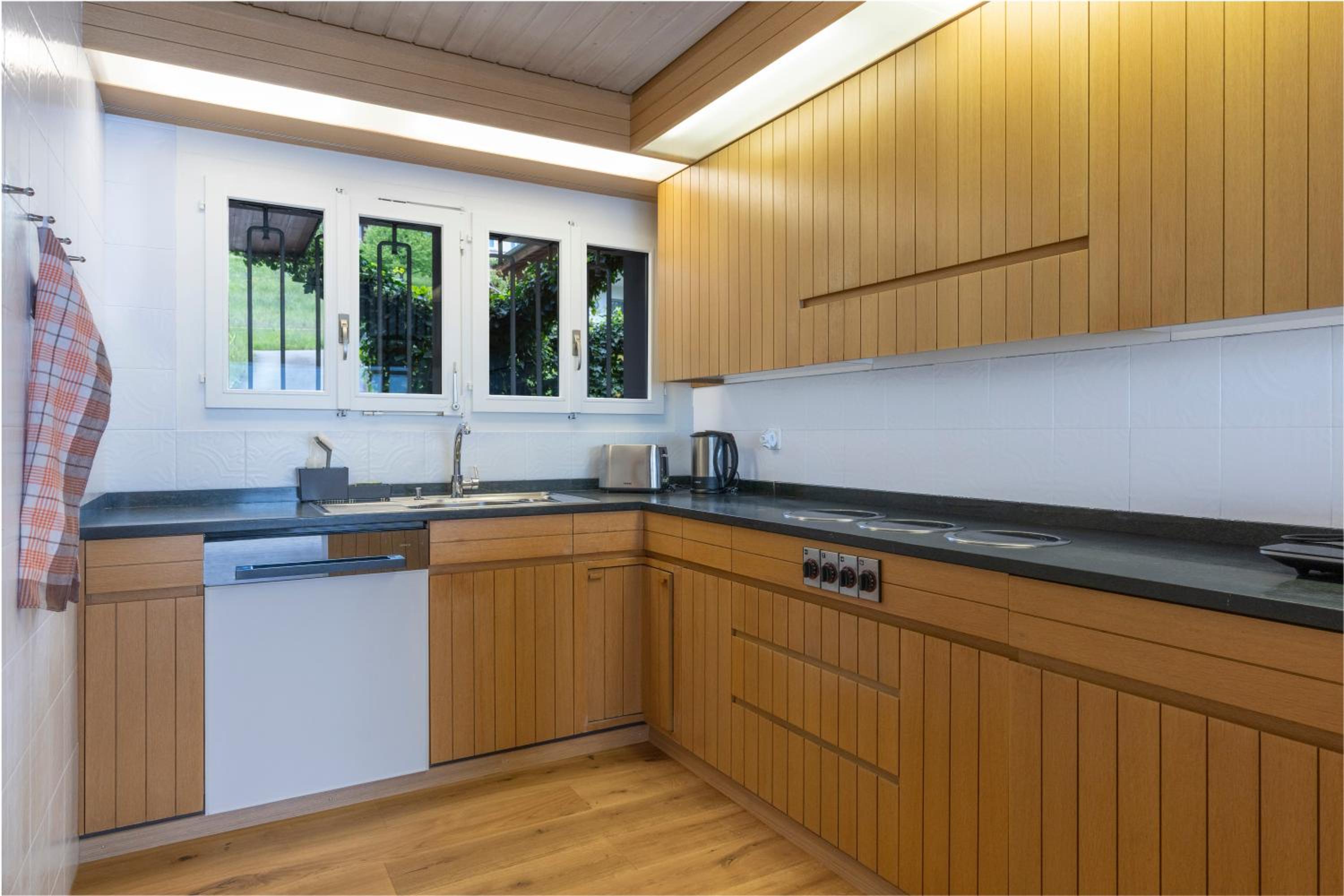Villa with pool, garden & direct at lake