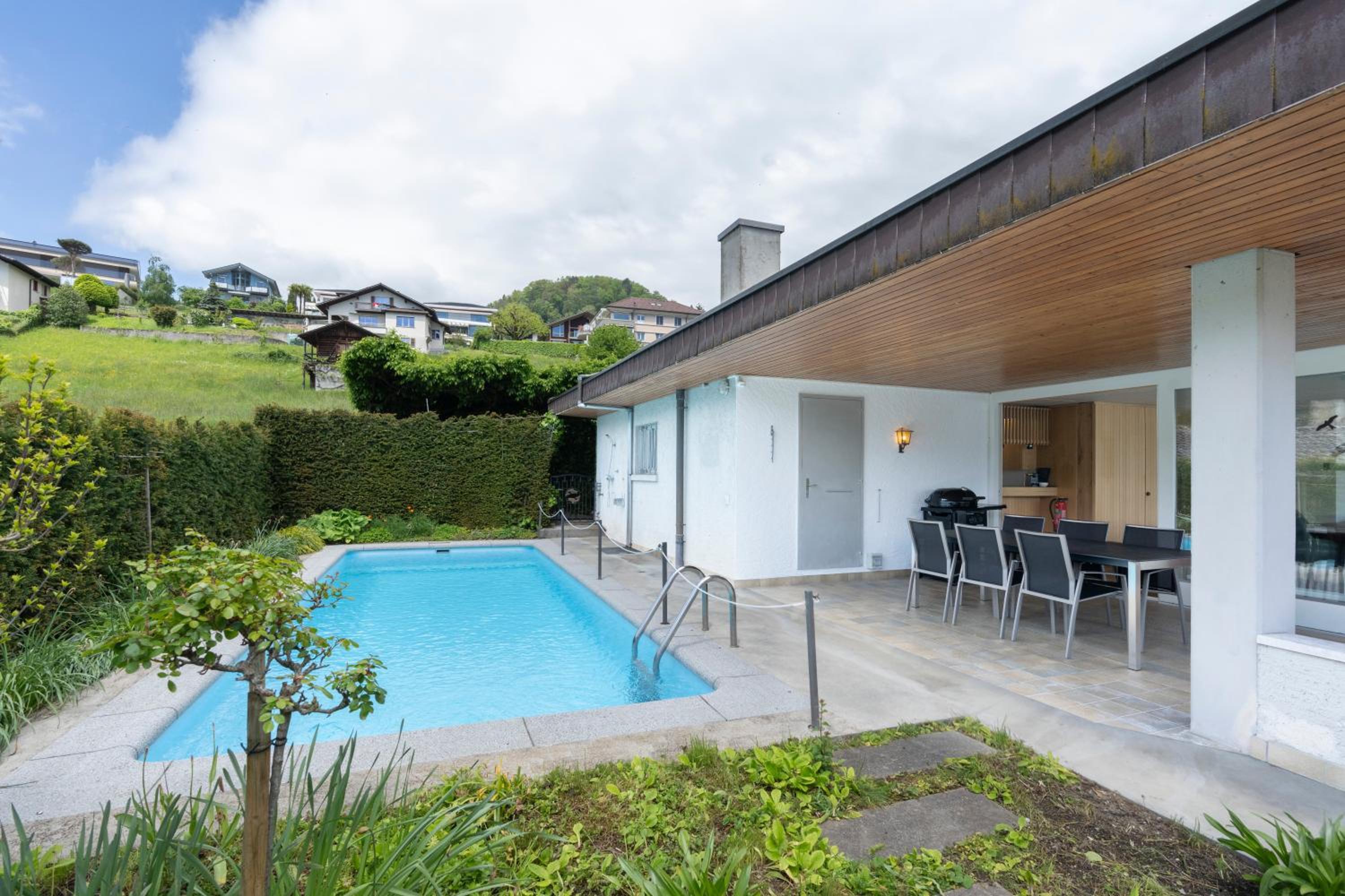 Villa with pool, garden & direct at lake