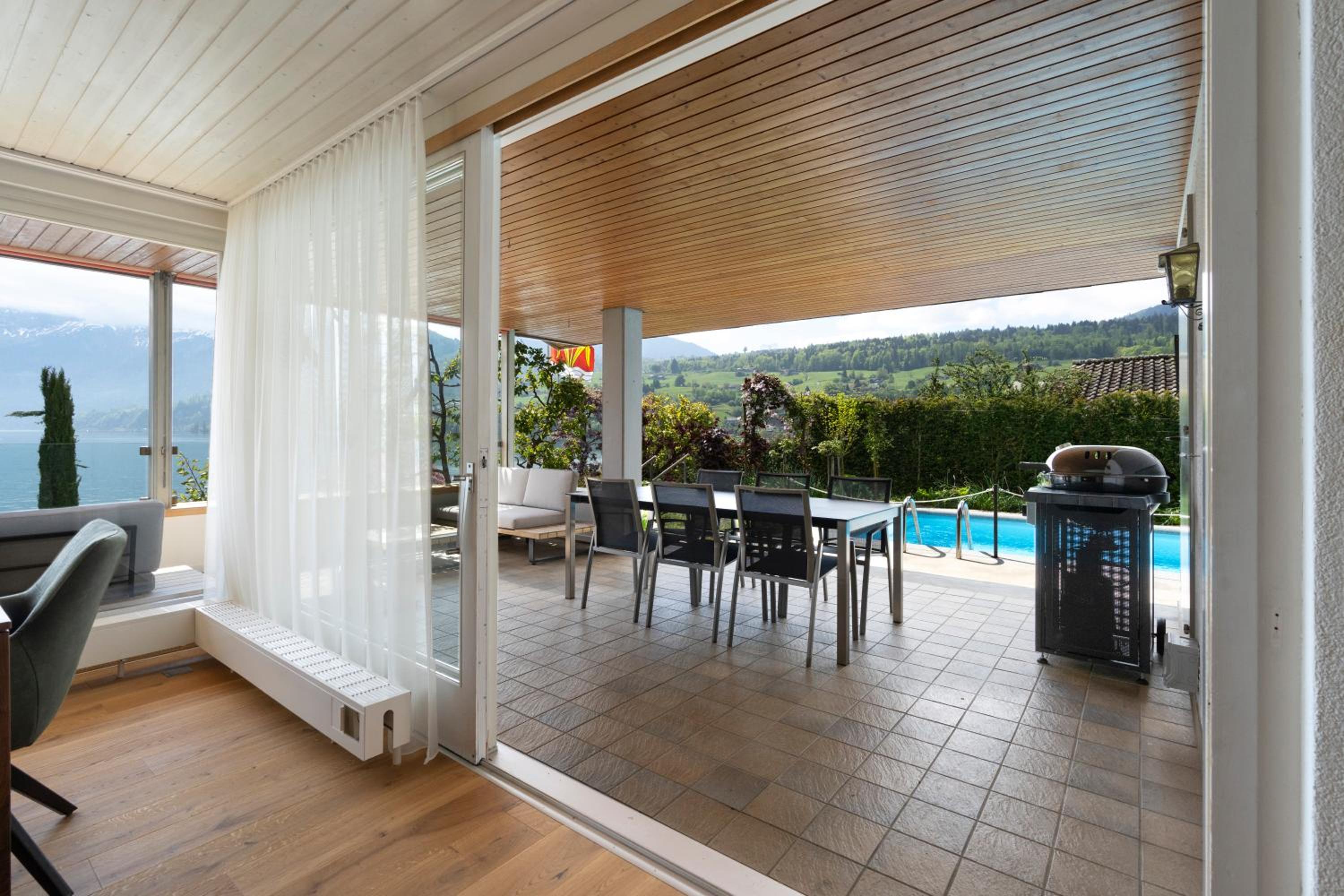Villa with pool, garden & direct at lake