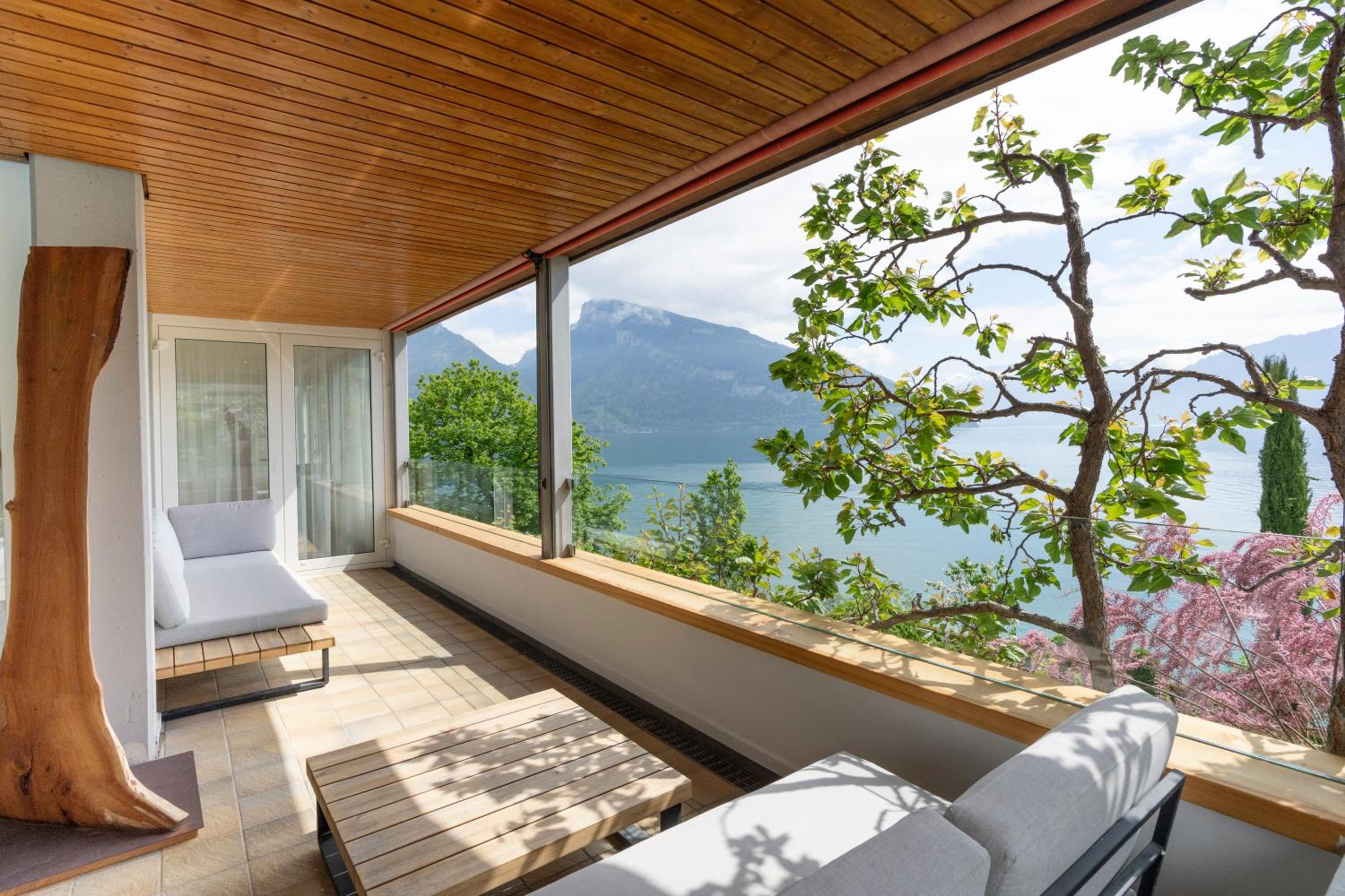 Villa with pool, garden & direct at lake