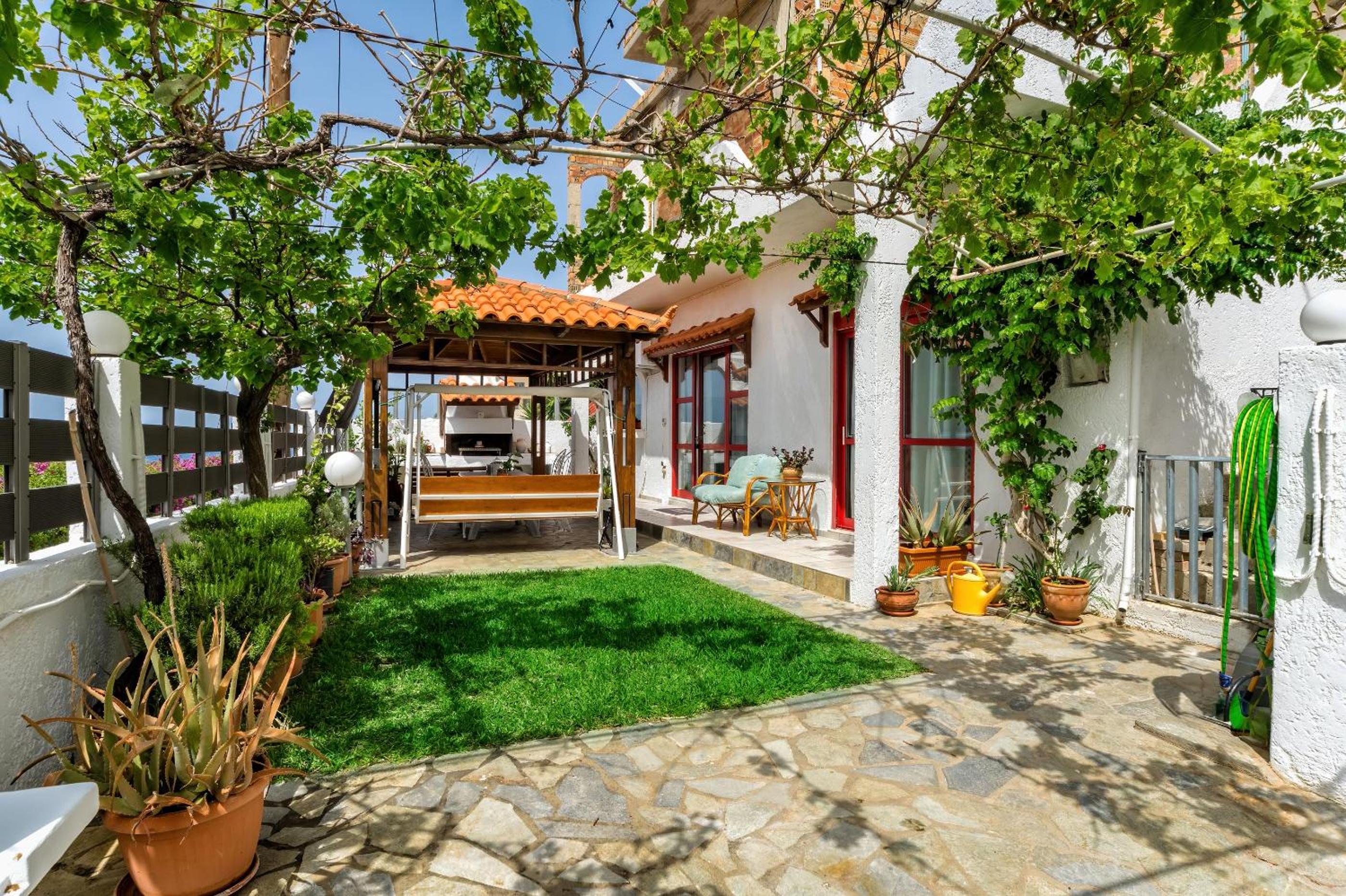 Mades Gogos house view 4