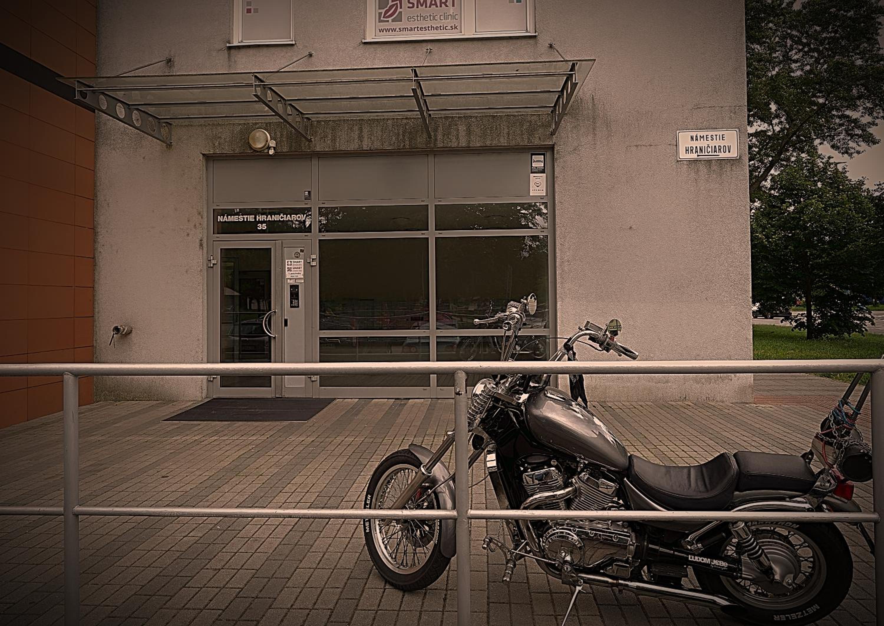 Dominant Studio Hostel with Free Parking for Preregistered Drivers & Garage with CCTV