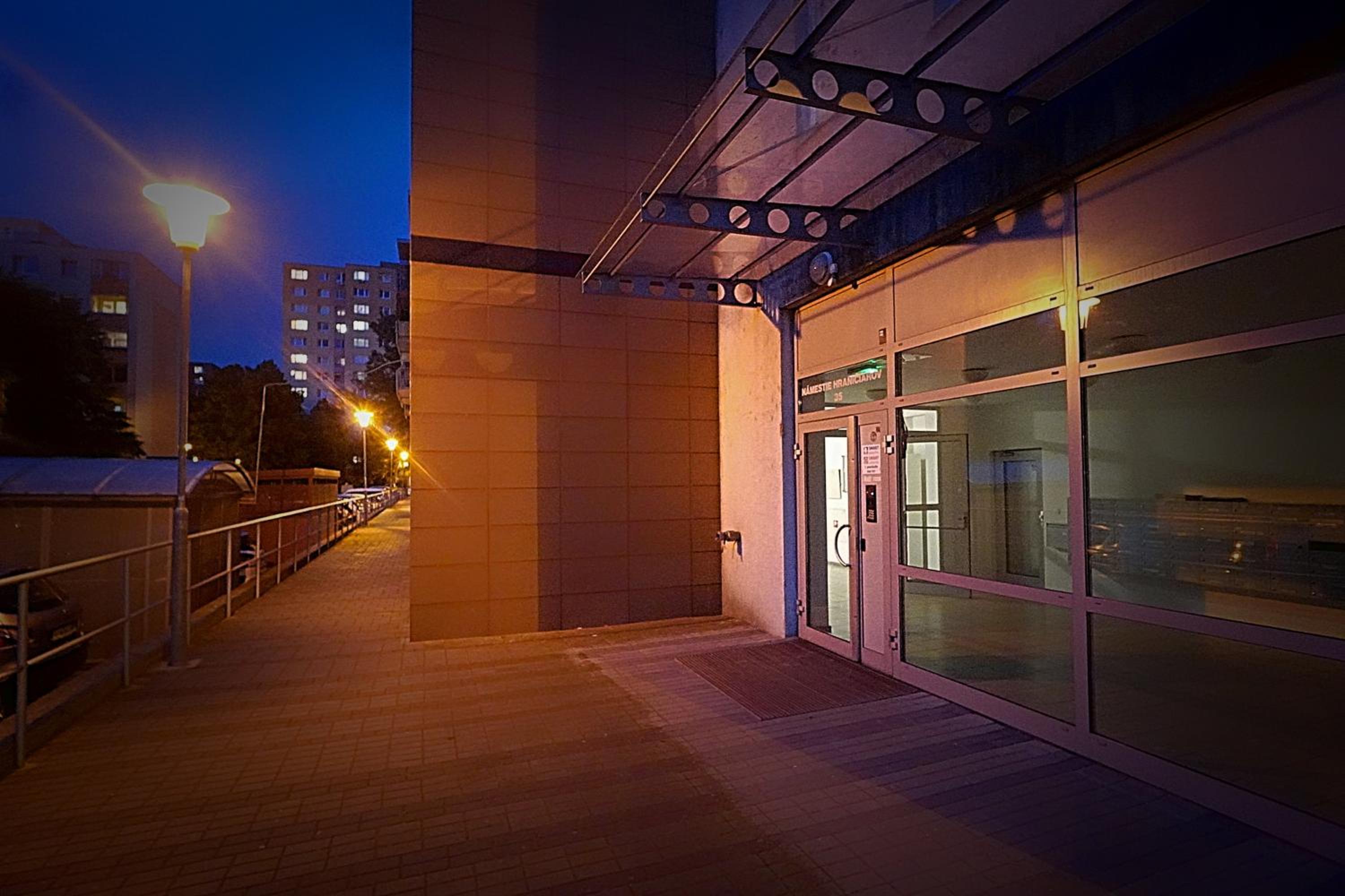 Dominant Studio Hostel with Free Parking for Preregistered Drivers & Garage with CCTV