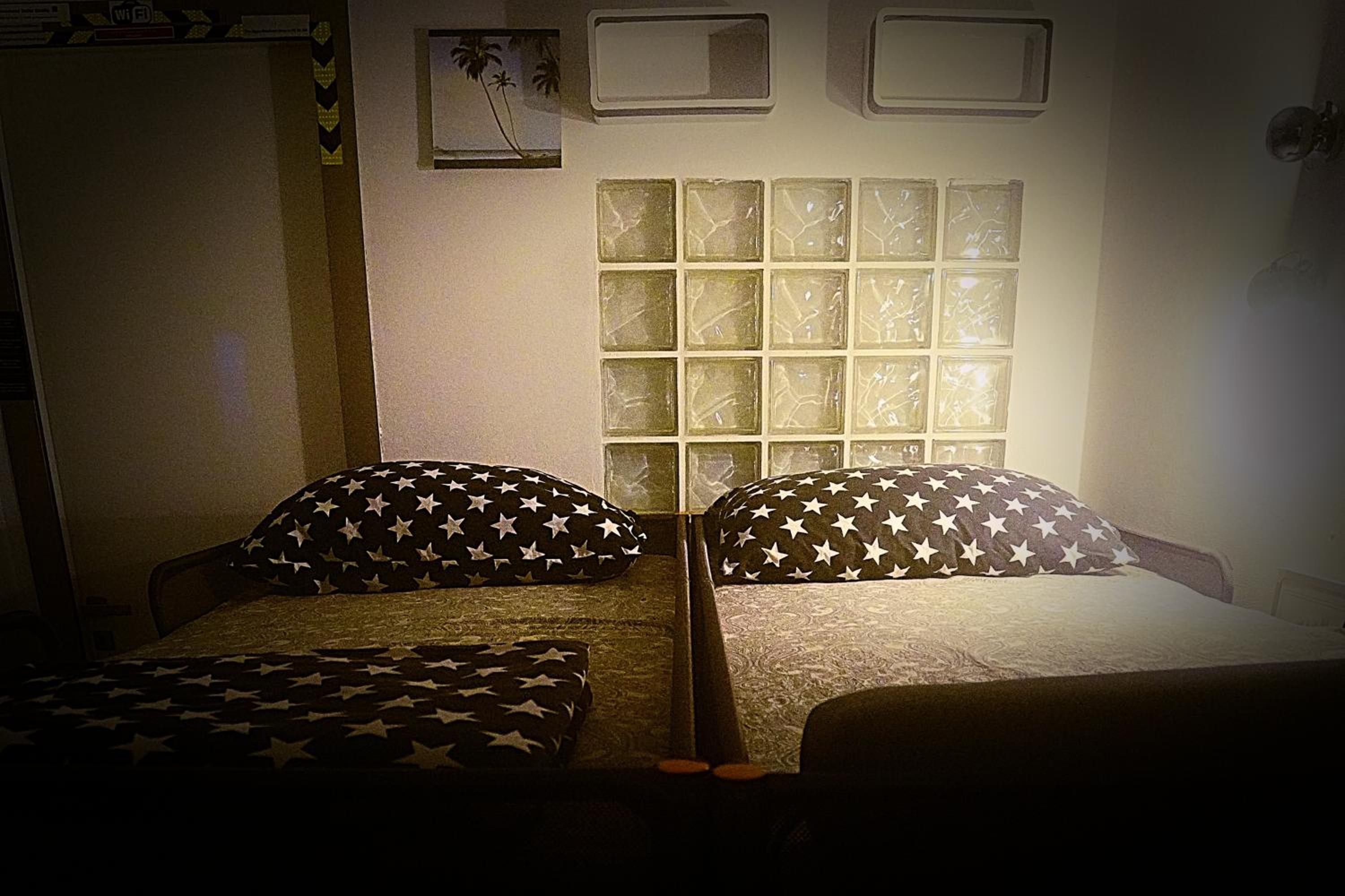 Dominant Studio Hostel with Free Parking for Preregistered Drivers & Garage with CCTV