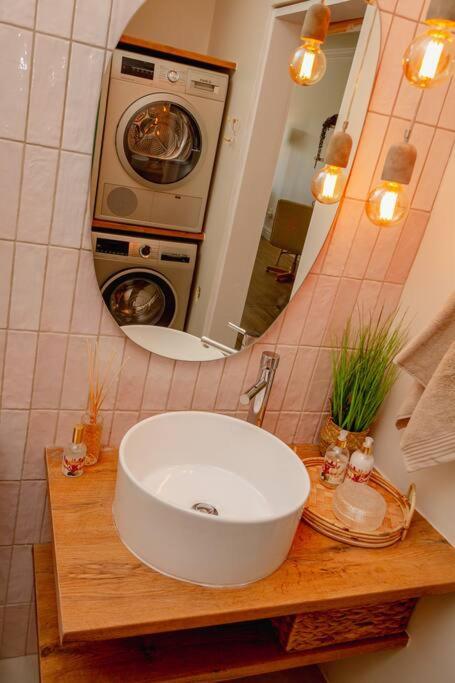 Creamy Dreamy Luxury City Retreat view 5