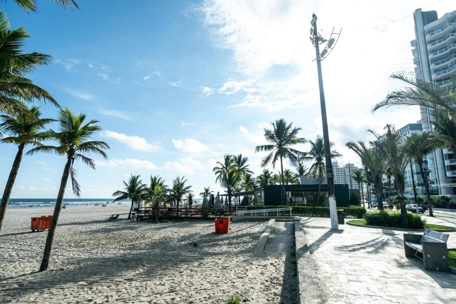 Frente Vista Mar com Varanda WI FI 300mbps e 10m da praia da TUPI - ESTACIONAMENTO gratuito e AR condicionado