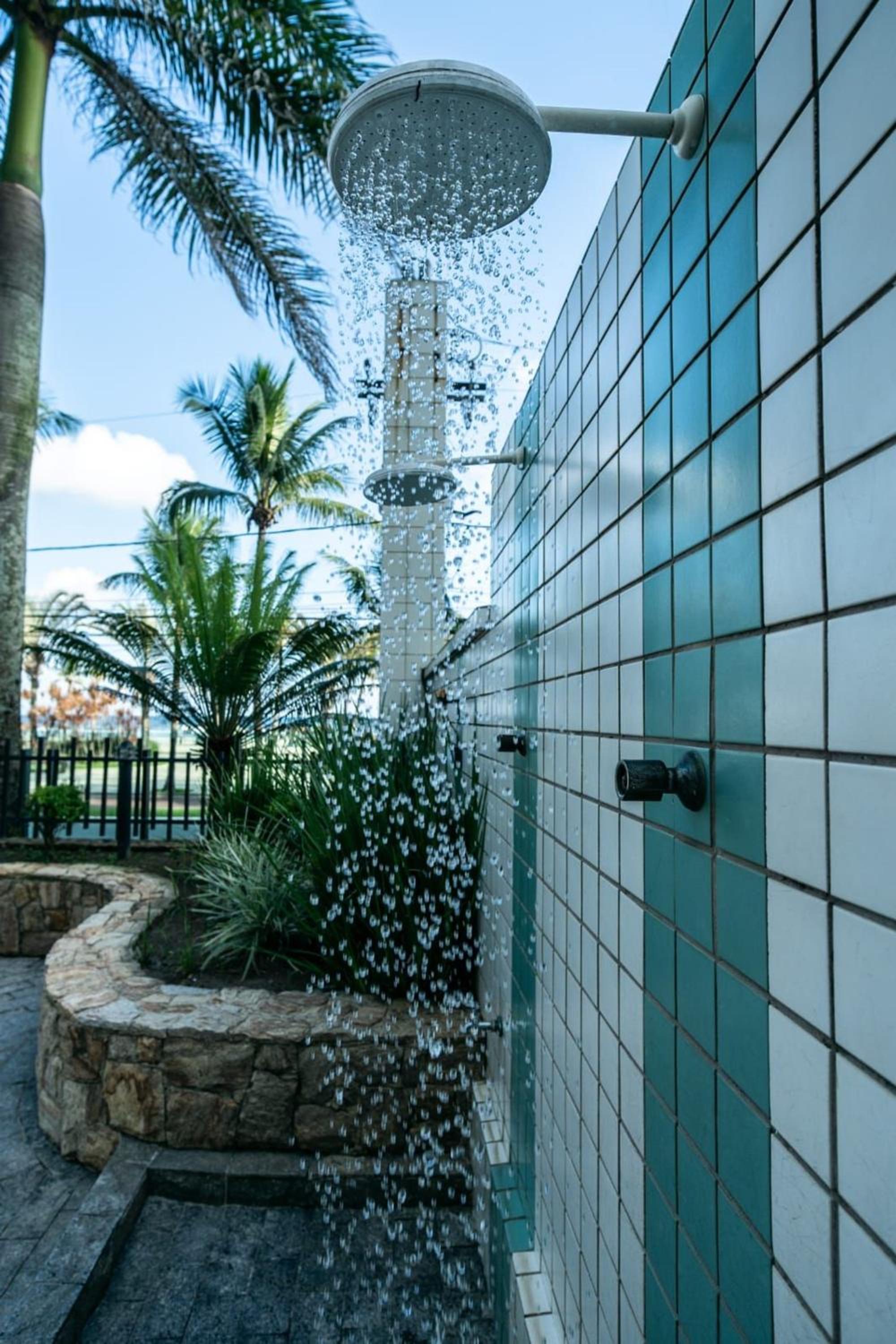 Frente Vista Mar com Varanda WI FI 300mbps e 10m da praia da TUPI - ESTACIONAMENTO gratuito e AR condicionado