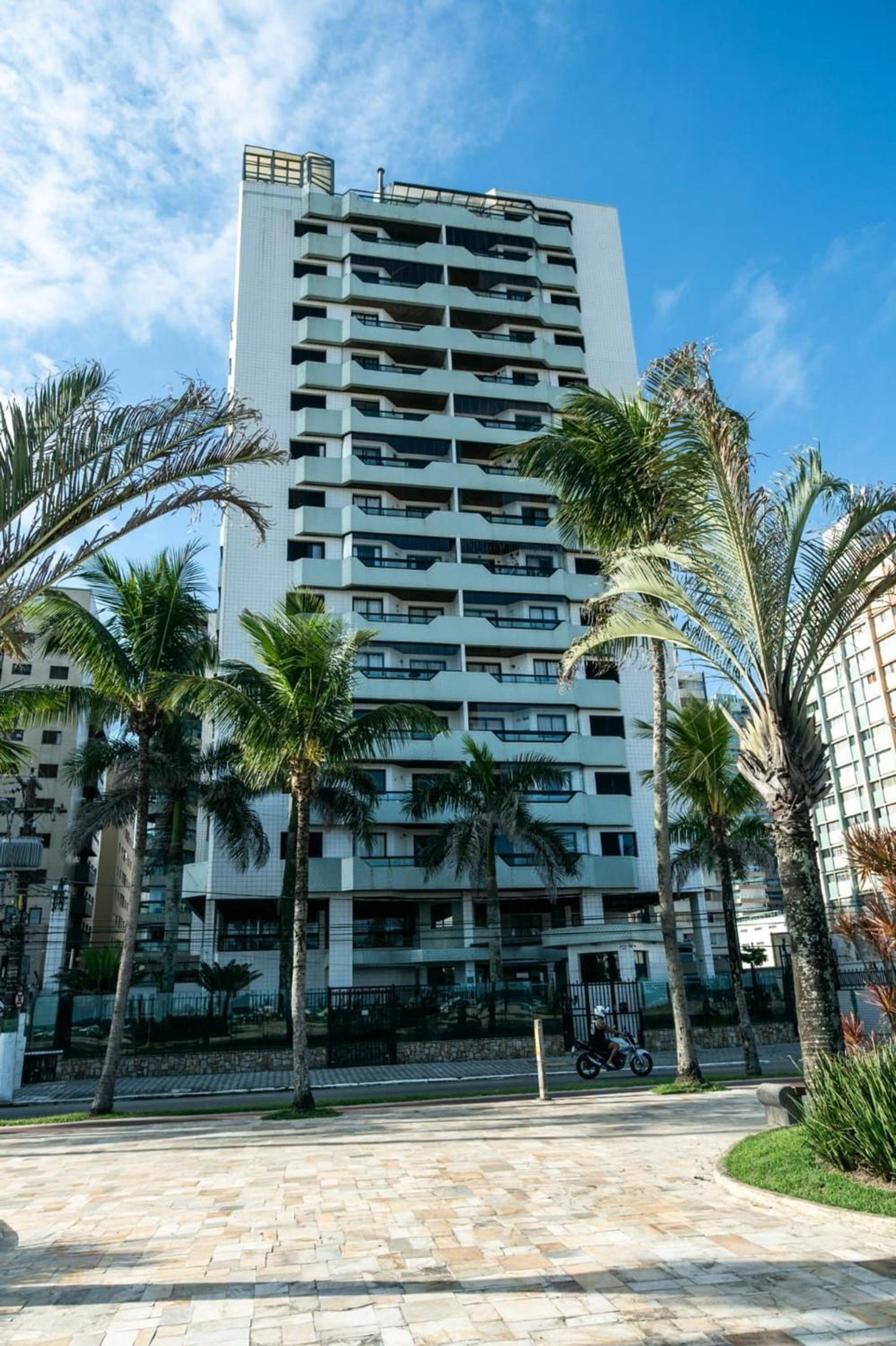 Frente Vista Mar com Varanda WI FI 300mbps e 10m da praia da TUPI - ESTACIONAMENTO gratuito e AR condicionado