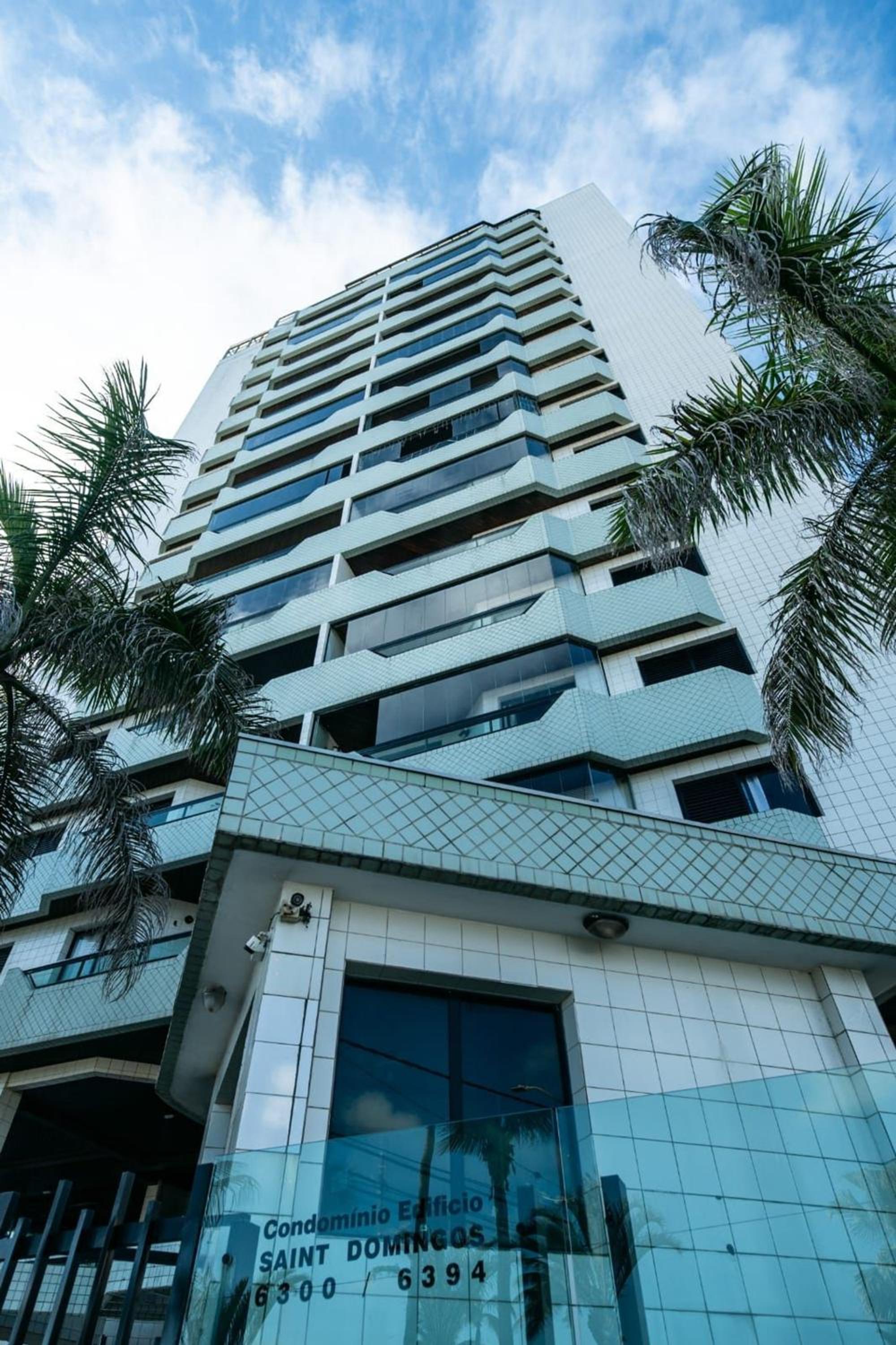 Frente Vista Mar com Varanda WI FI 300mbps e 10m da praia da TUPI - ESTACIONAMENTO gratuito e AR condicionado