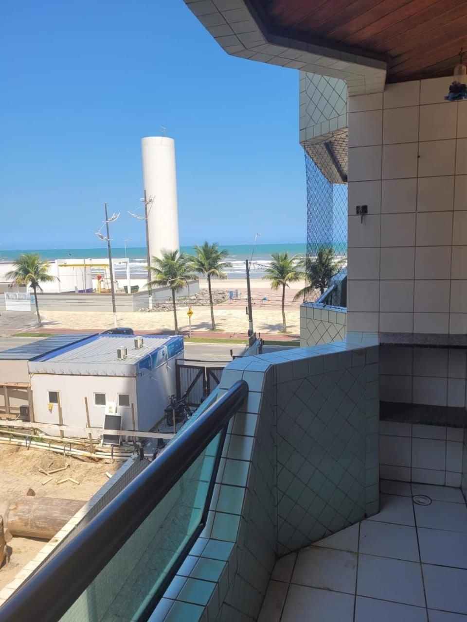 Frente Vista Mar com Varanda WI FI 300mbps e 10m da praia da TUPI - ESTACIONAMENTO gratuito e AR condicionado