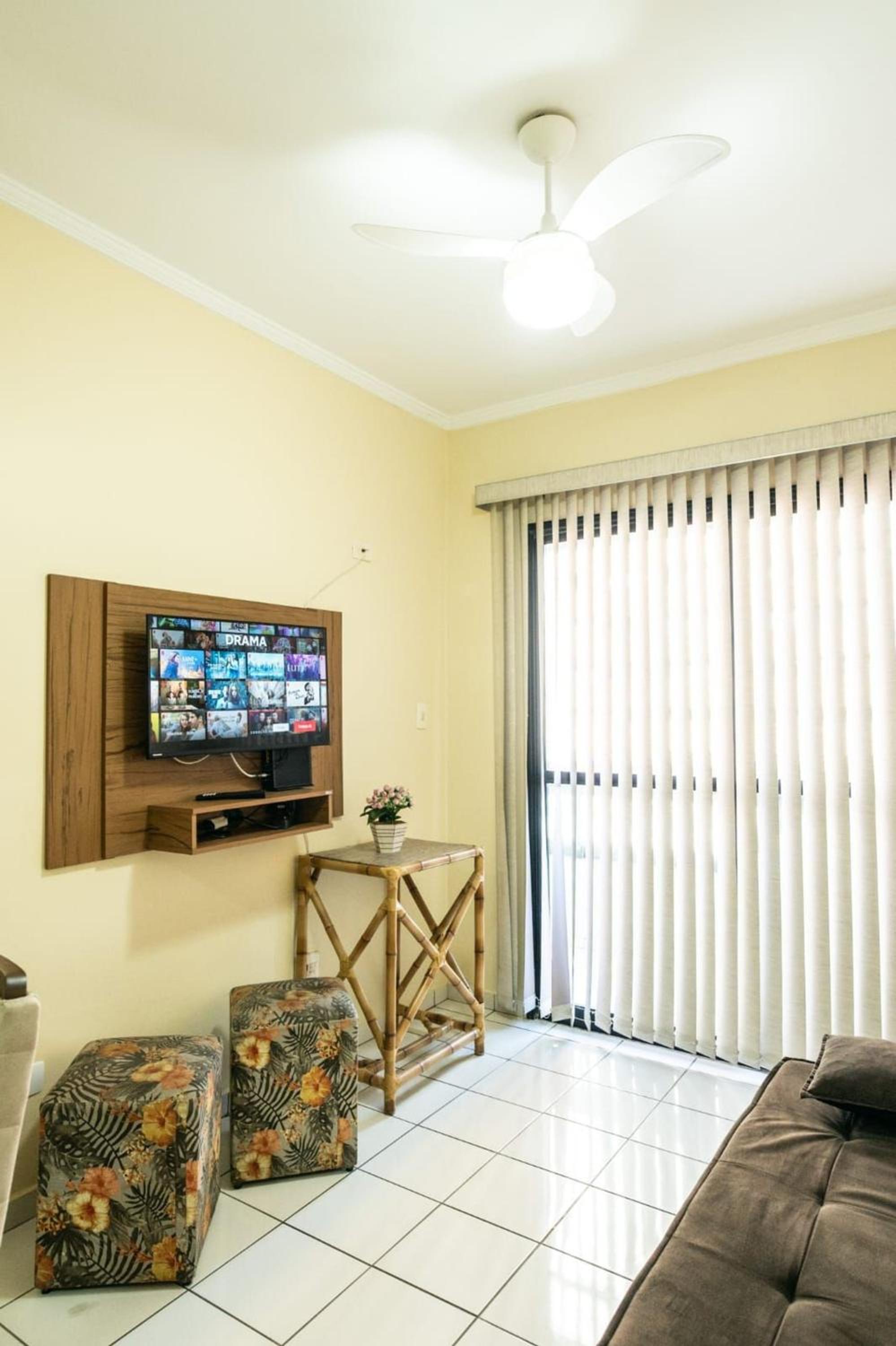 Frente Vista Mar com Varanda WI FI 300mbps e 10m da praia da TUPI - ESTACIONAMENTO gratuito e AR condicionado